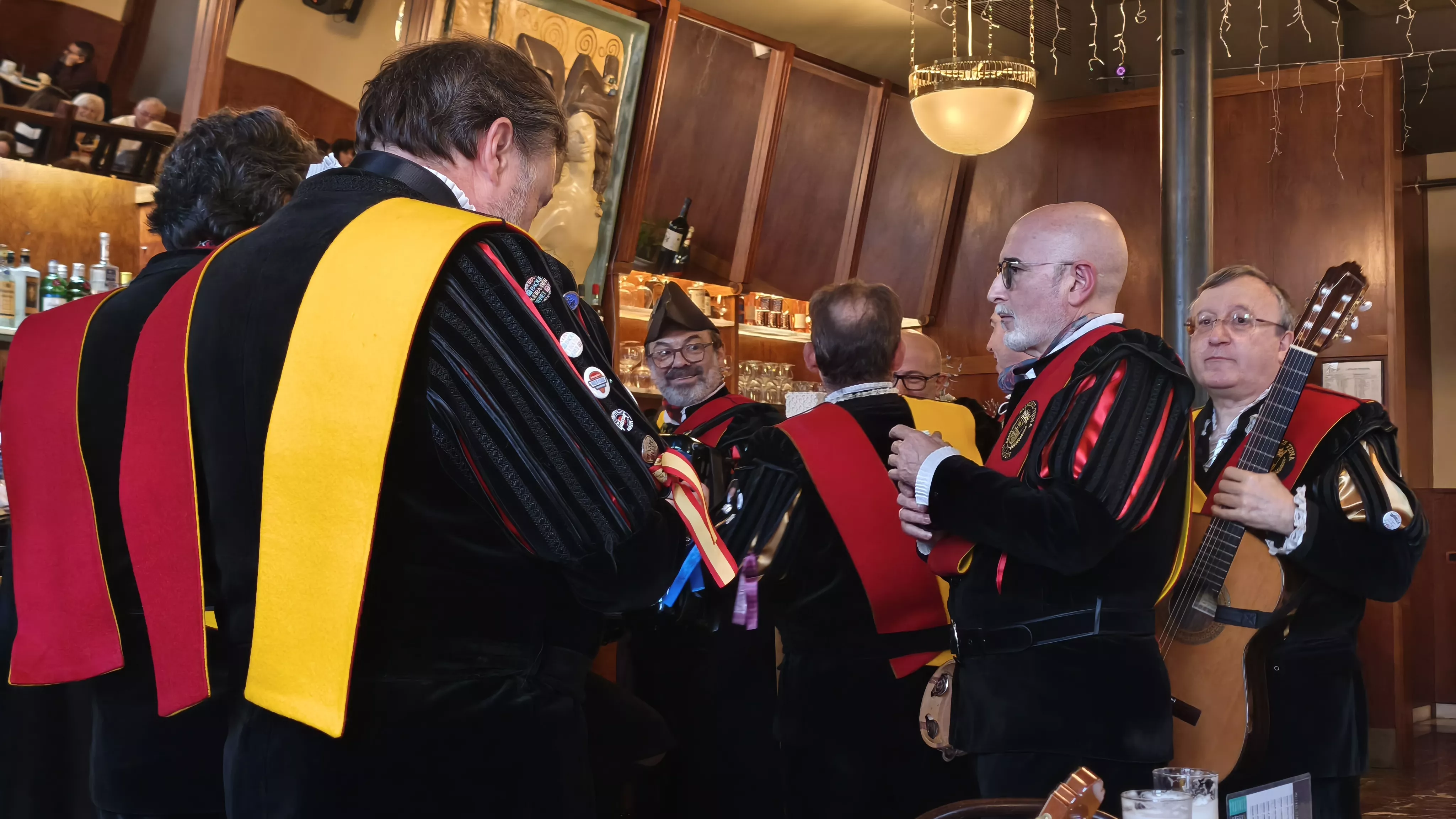 La Honoris Tuna Aragón hace disfrutar en el Café del Arte tras una pedida de mano. Foto María José Sampietro