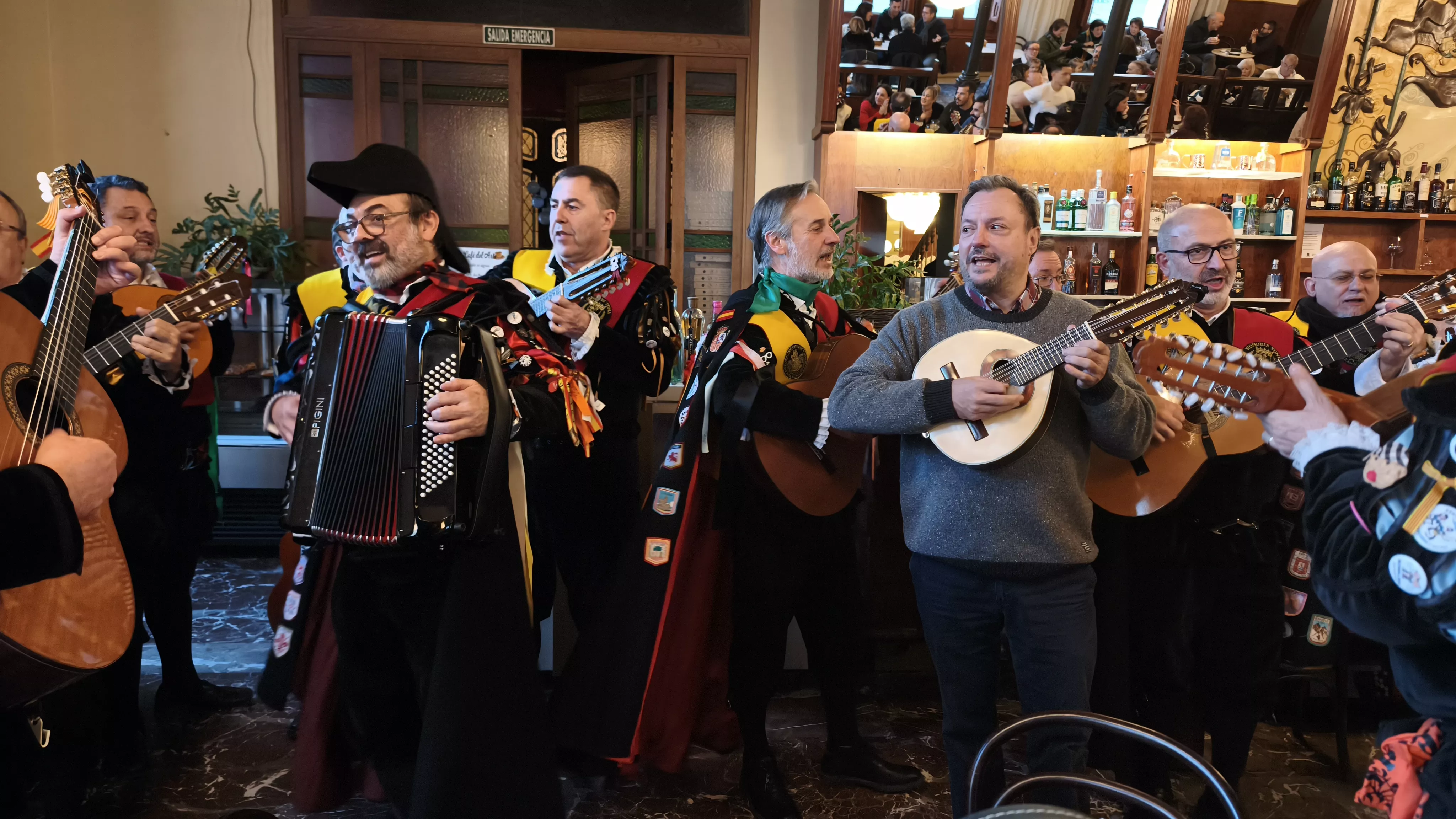 La Honoris Tuna Aragón hace disfrutar en el Café del Arte tras una pedida de mano. Foto María José Sampietro