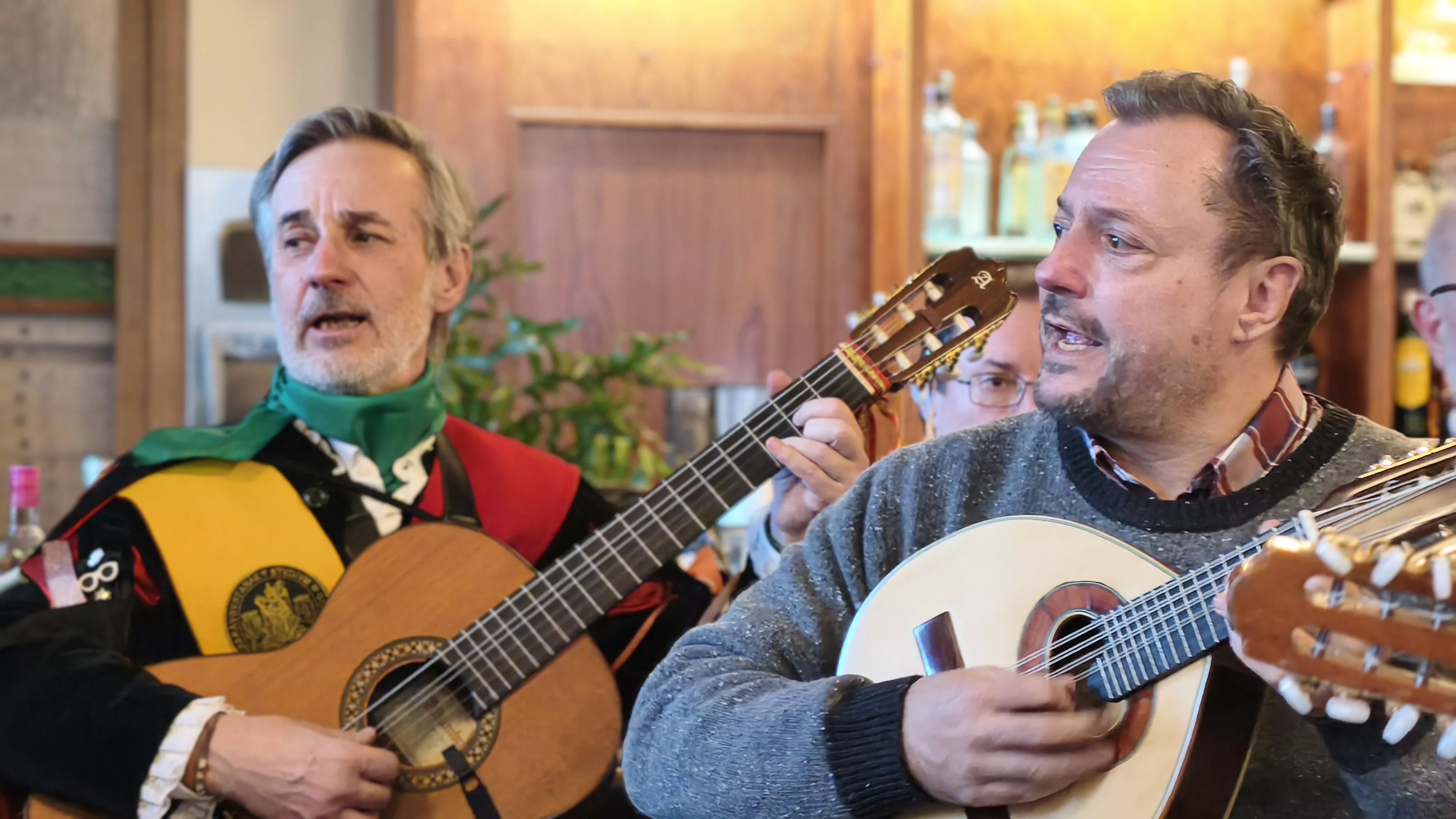 La Honoris Tuna Aragón hace disfrutar en el Café del Arte tras una pedida de mano. Foto María José Sampietro
