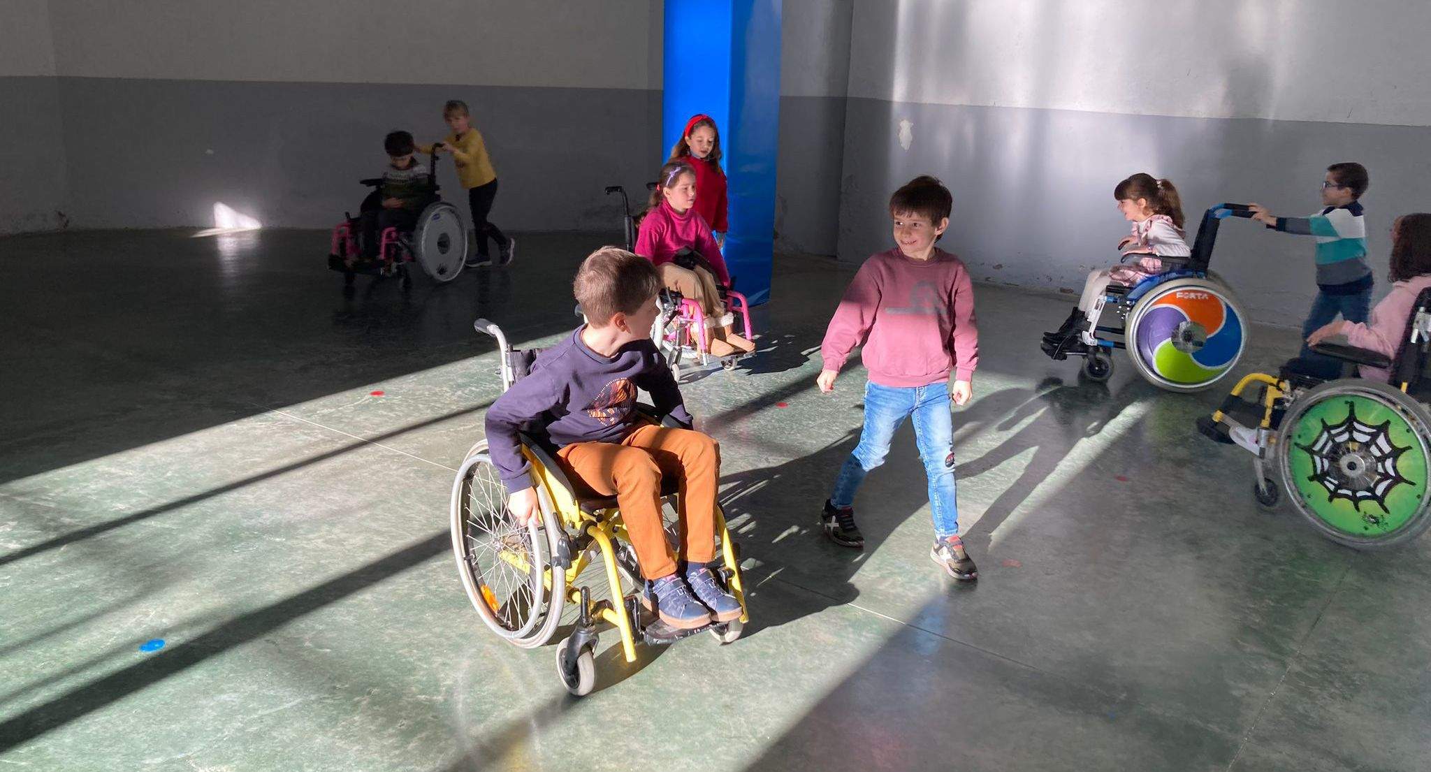 Los niños usaron las sillas de ruedas para ser conscientes y respetuosos con la diversidad.