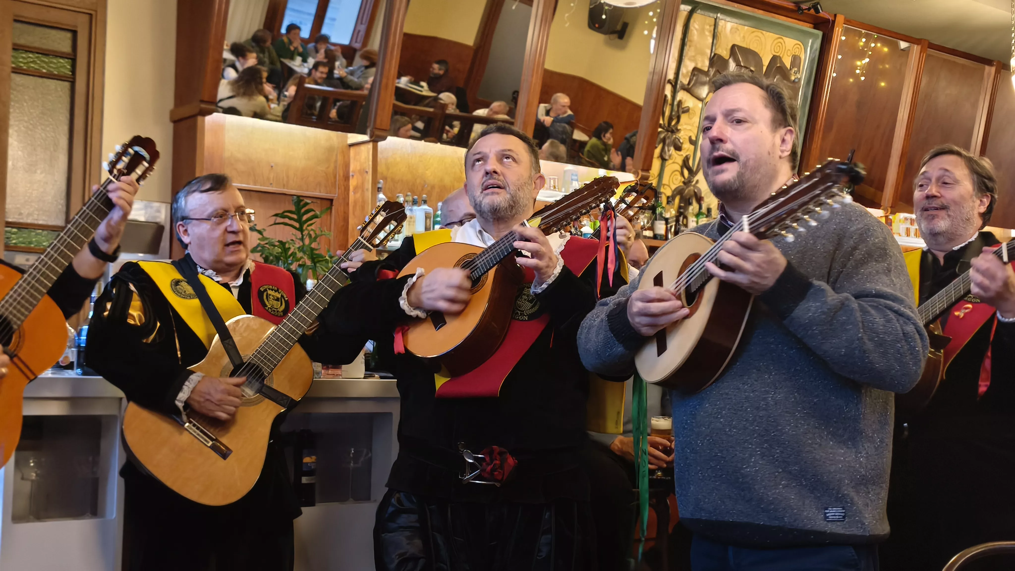 La Honoris Tuna Aragón hace disfrutar en el Café del Arte tras una pedida de mano. Foto María José Sampietro