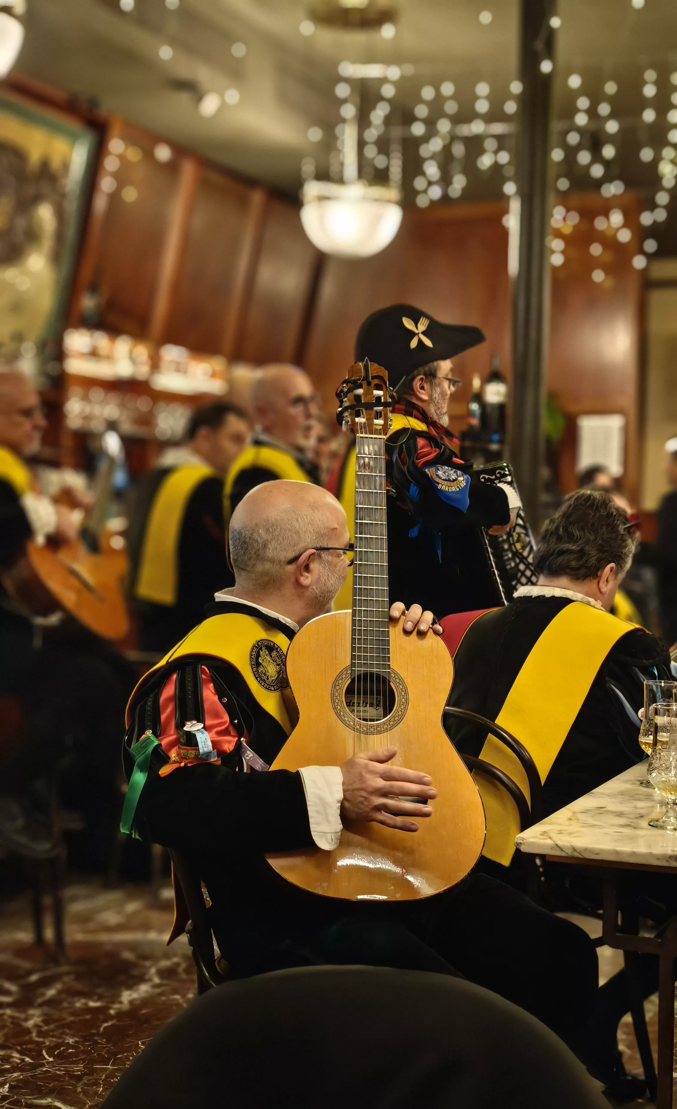 La Honoris Tuna Aragón hace disfrutar en el Café del Arte tras una pedida de mano. Foto María José Sampietro