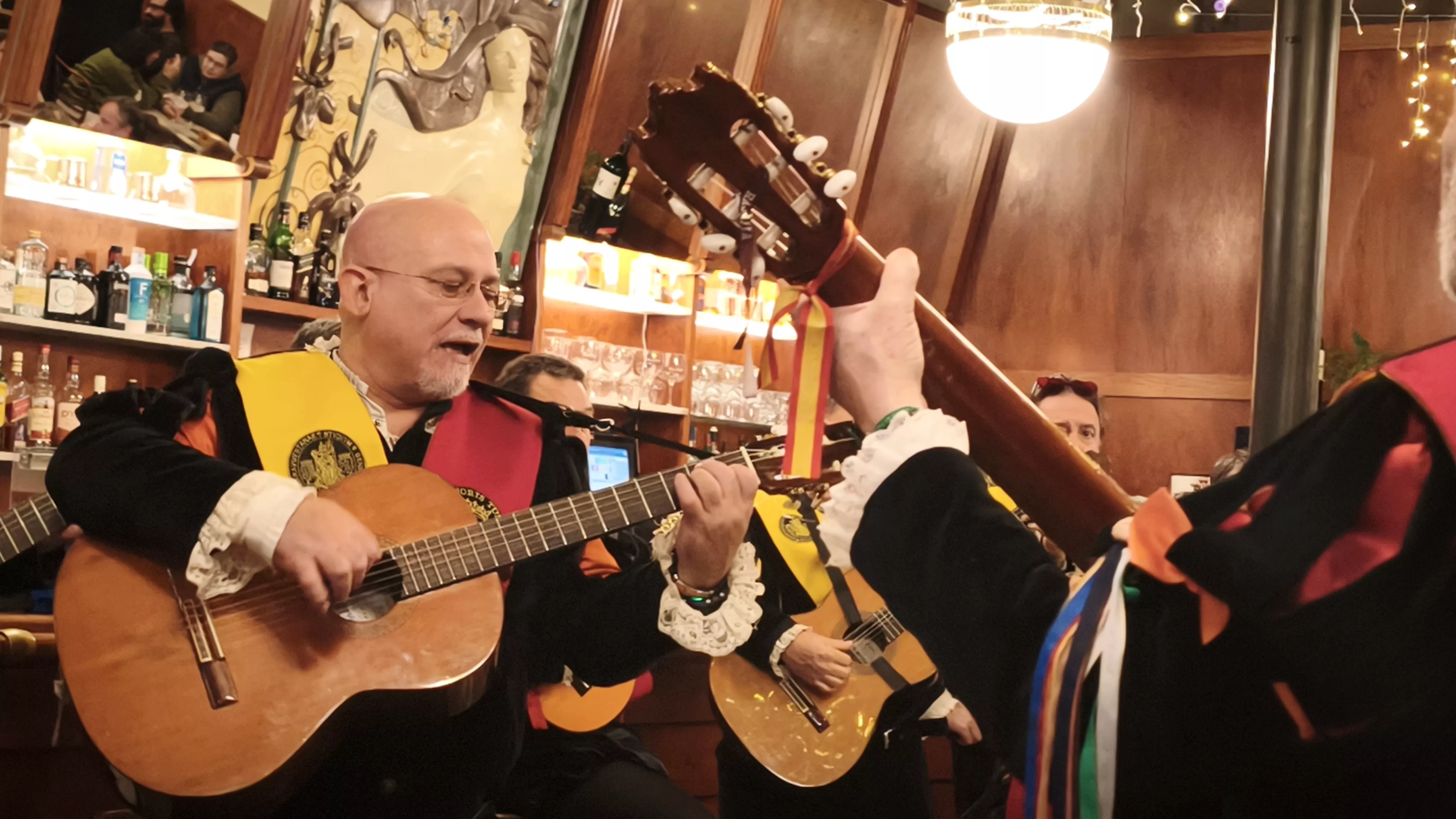 La Honoris Tuna Aragón hace disfrutar en el Café del Arte tras una pedida de mano. Foto María José Sampietro