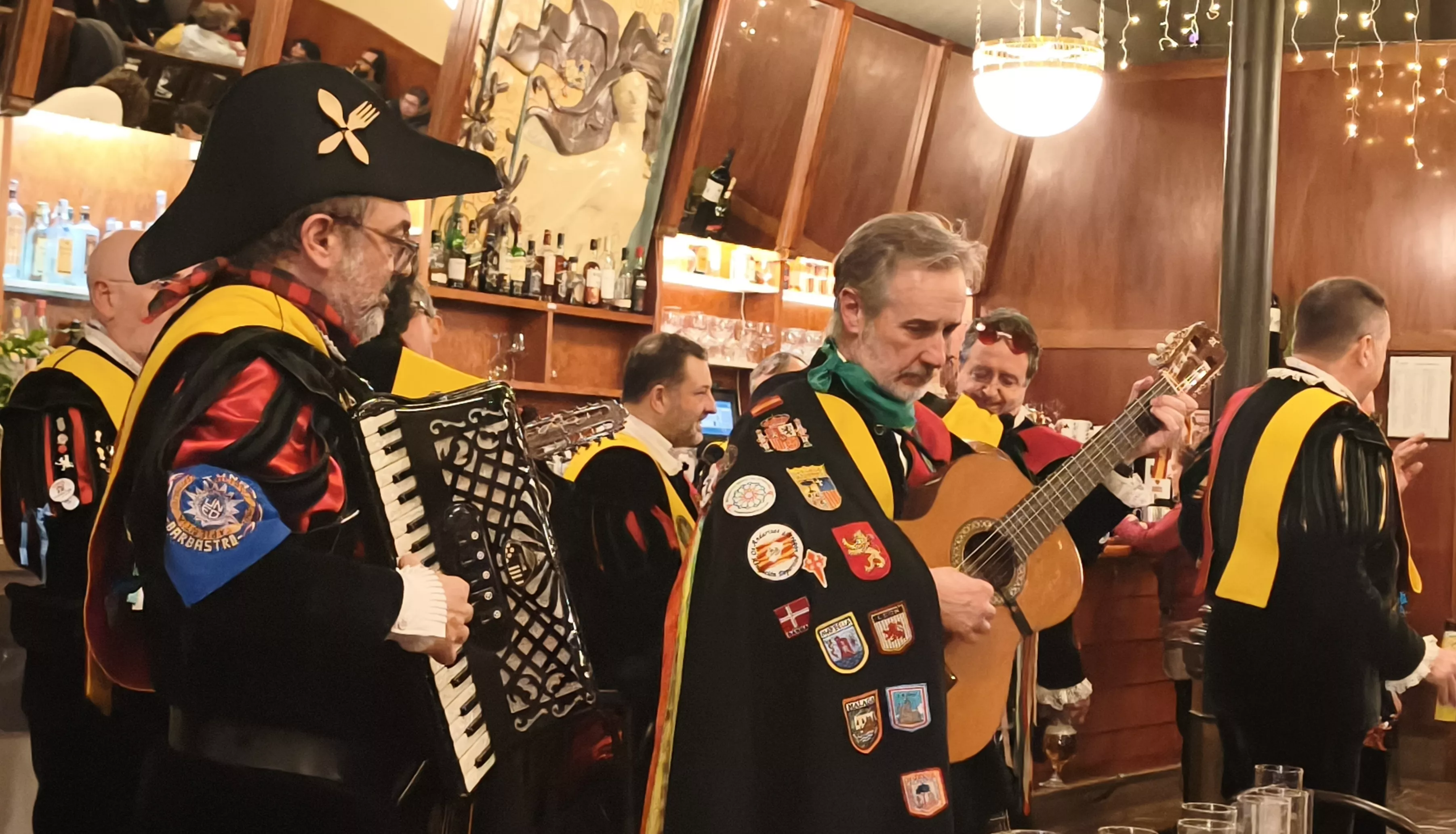 La Honoris Tuna Aragón hace disfrutar en el Café del Arte tras una pedida de mano. Foto María José Sampietro