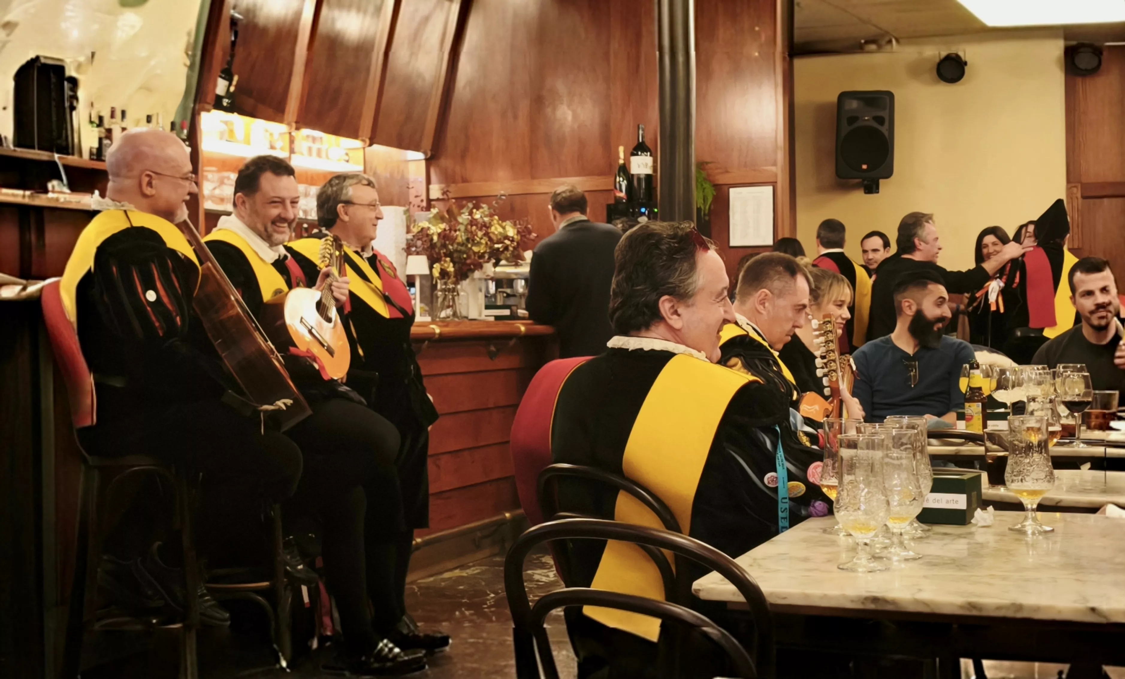 La Honoris Tuna Aragón hace disfrutar en el Café del Arte tras una pedida de mano. Foto María José Sampietro