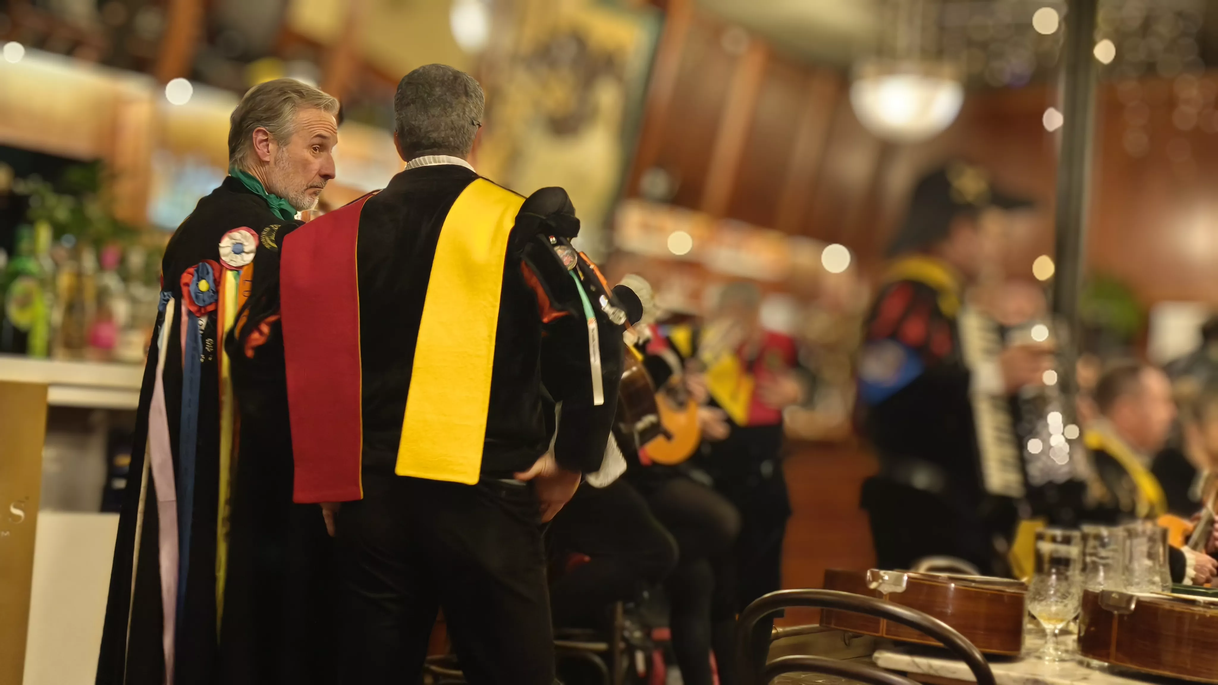 La Honoris Tuna Aragón hace disfrutar en el Café del Arte tras una pedida de mano. Foto María José Sampietro
