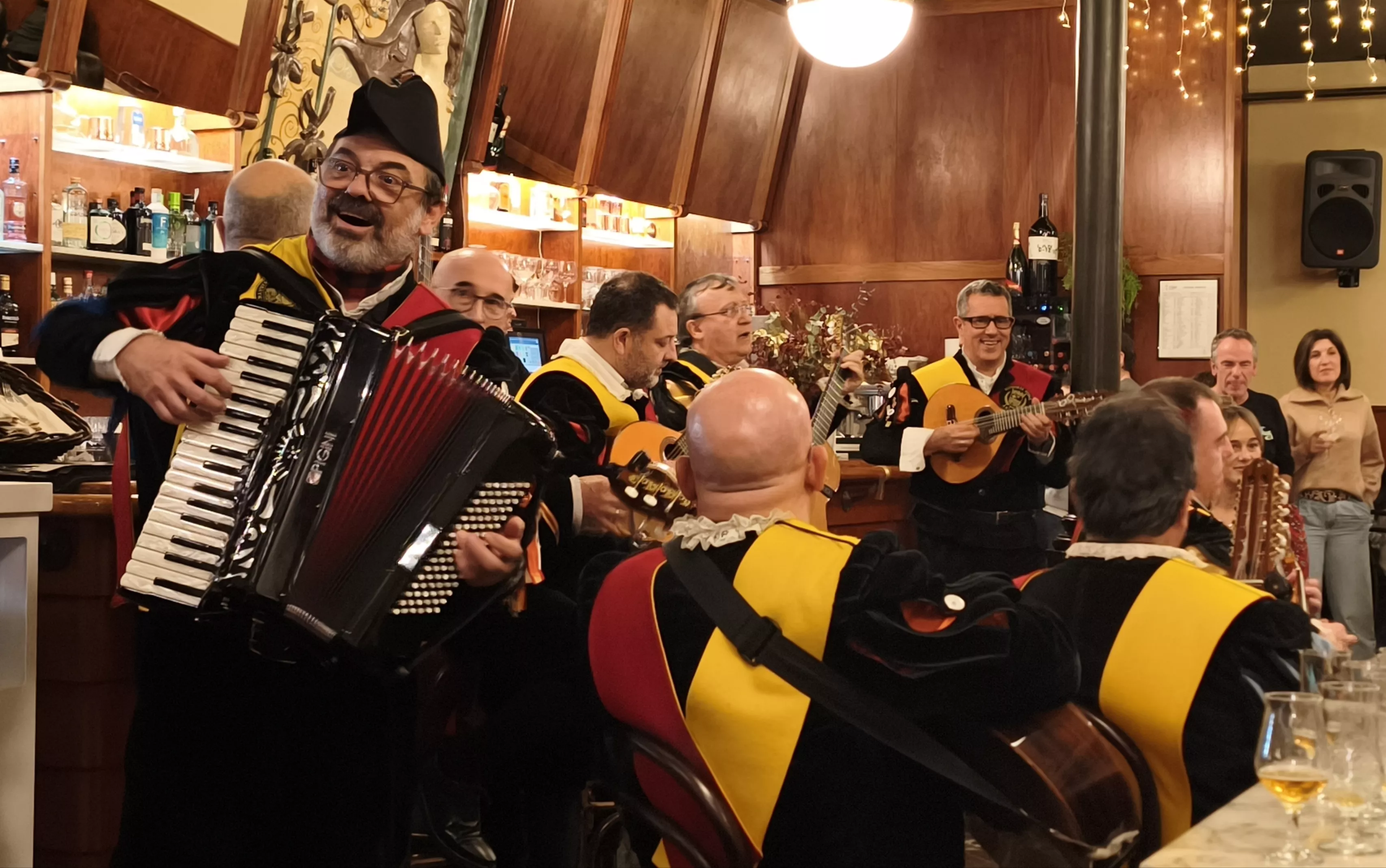 La Honoris Tuna Aragón hace disfrutar en el Café del Arte tras una pedida de mano. Foto María José Sampietro