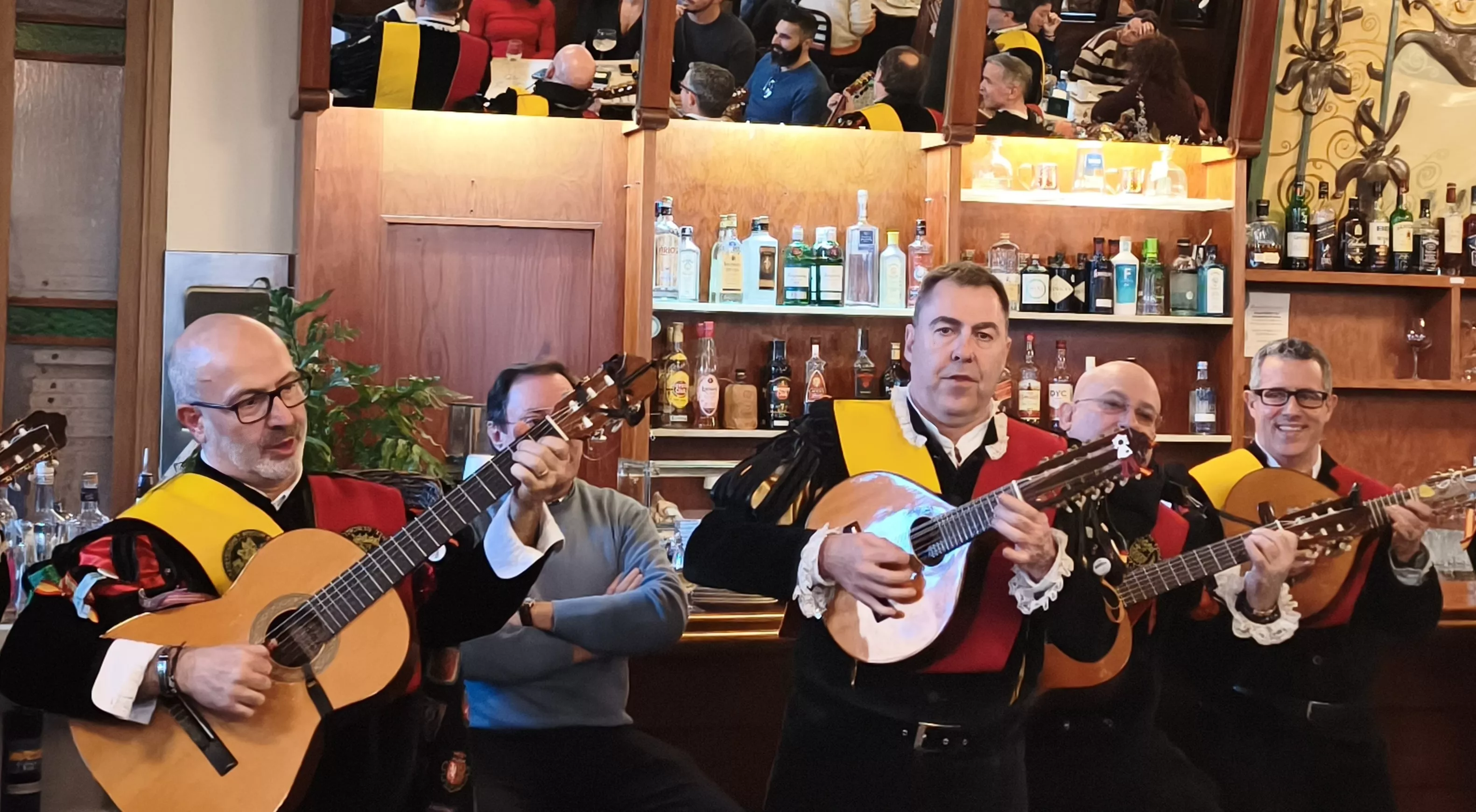 La Honoris Tuna Aragón hace disfrutar en el Café del Arte tras una pedida de mano. Foto María José Sampietro