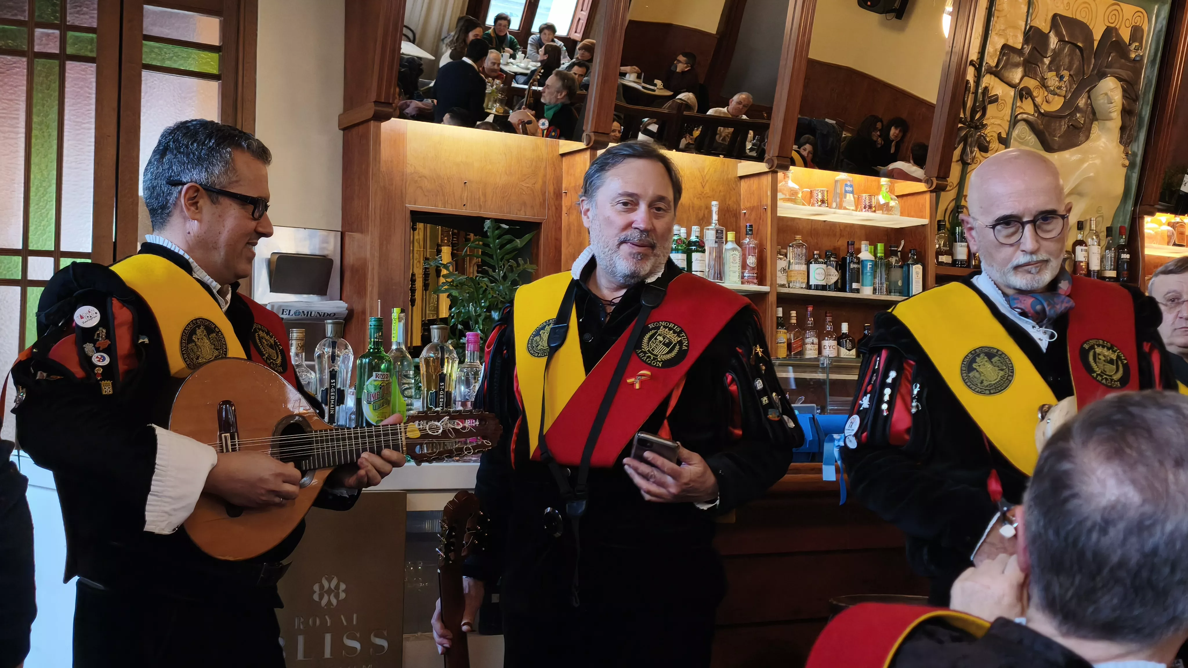 La Honoris Tuna Aragón hace disfrutar en el Café del Arte tras una pedida de mano. Foto María José Sampietro