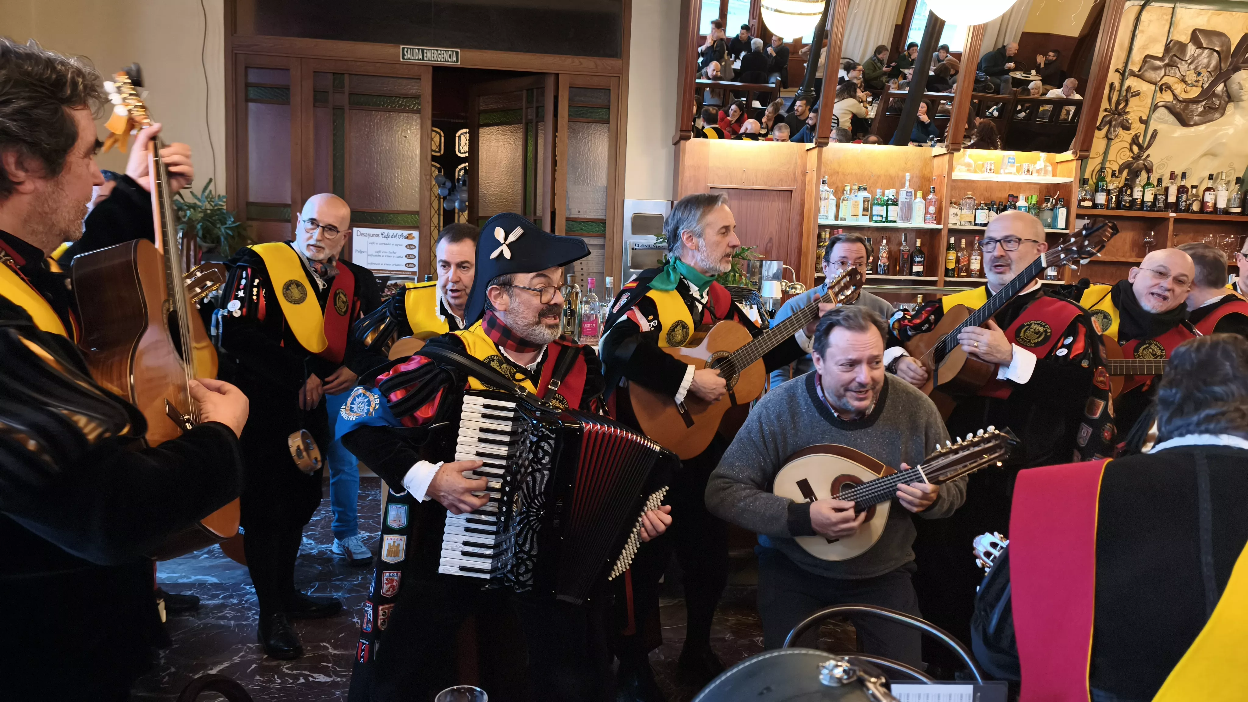 La Honoris Tuna Aragón hace disfrutar en el Café del Arte tras una pedida de mano. Foto María José Sampietro
