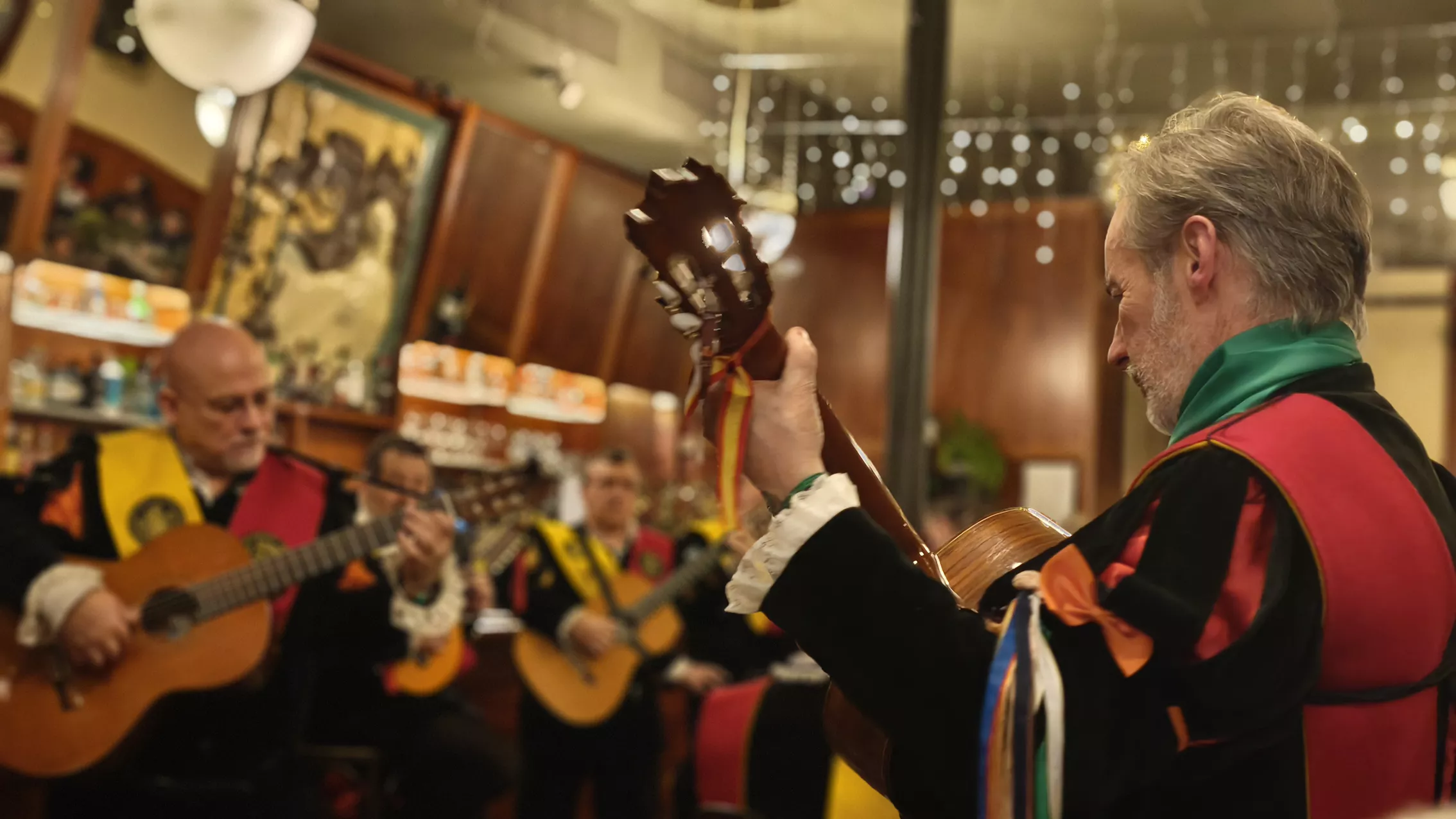 La Honoris Tuna Aragón hace disfrutar en el Café del Arte tras una pedida de mano. Foto María José Sampietro