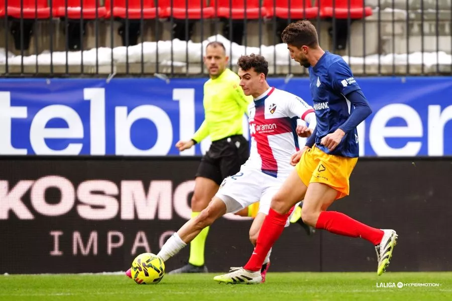 Ángel Pérez intenta desbordar. Un punto para remontar la fatalidad Ángel Pérez intenta desbordar. Un punto para remontar la fatalidad