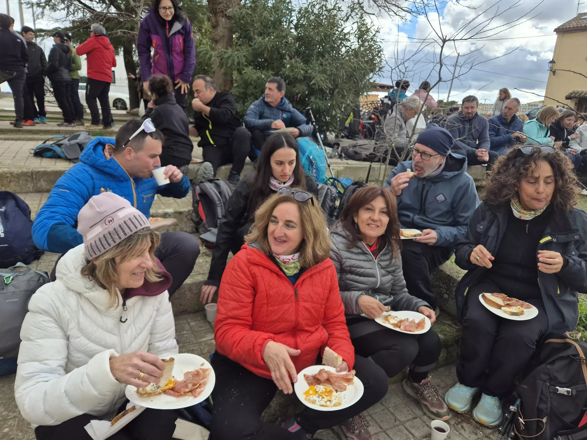 El huevo frito solidario, reconstituyente y placer en el entreno hacia la Javierada