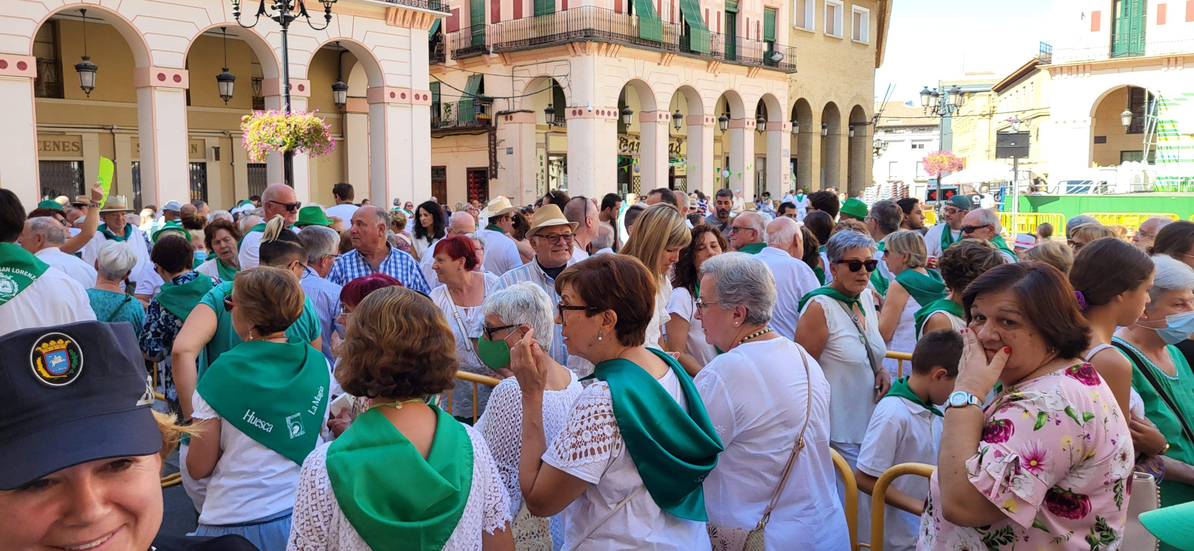 Numeroso público se ha acercado a la plaza López Allué
