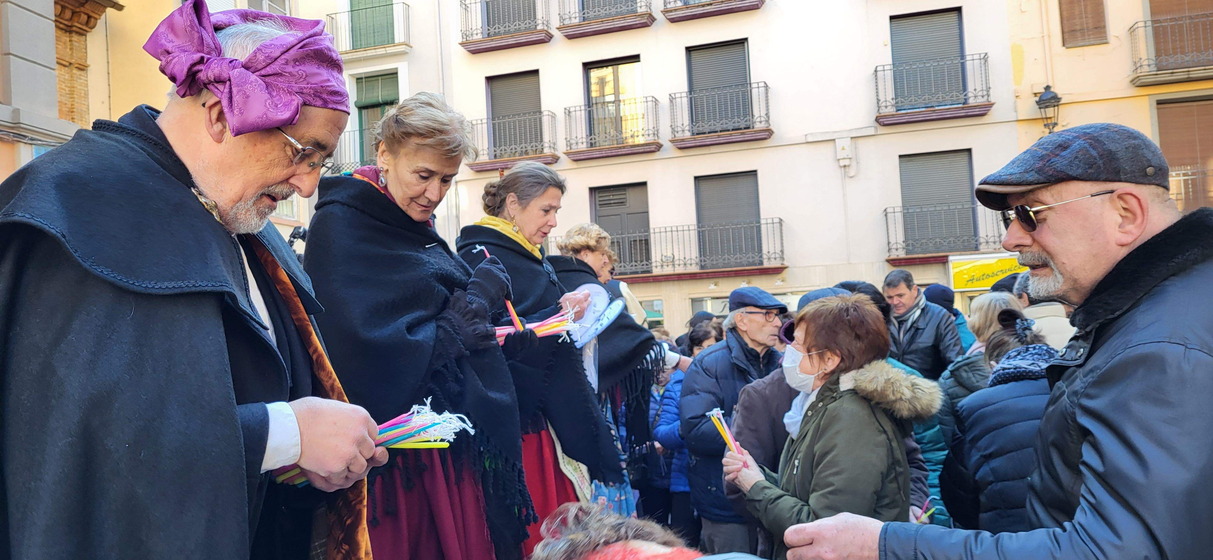 Reparto de caretas y candelas en Barbastro. Foto: Mercedes Manterola