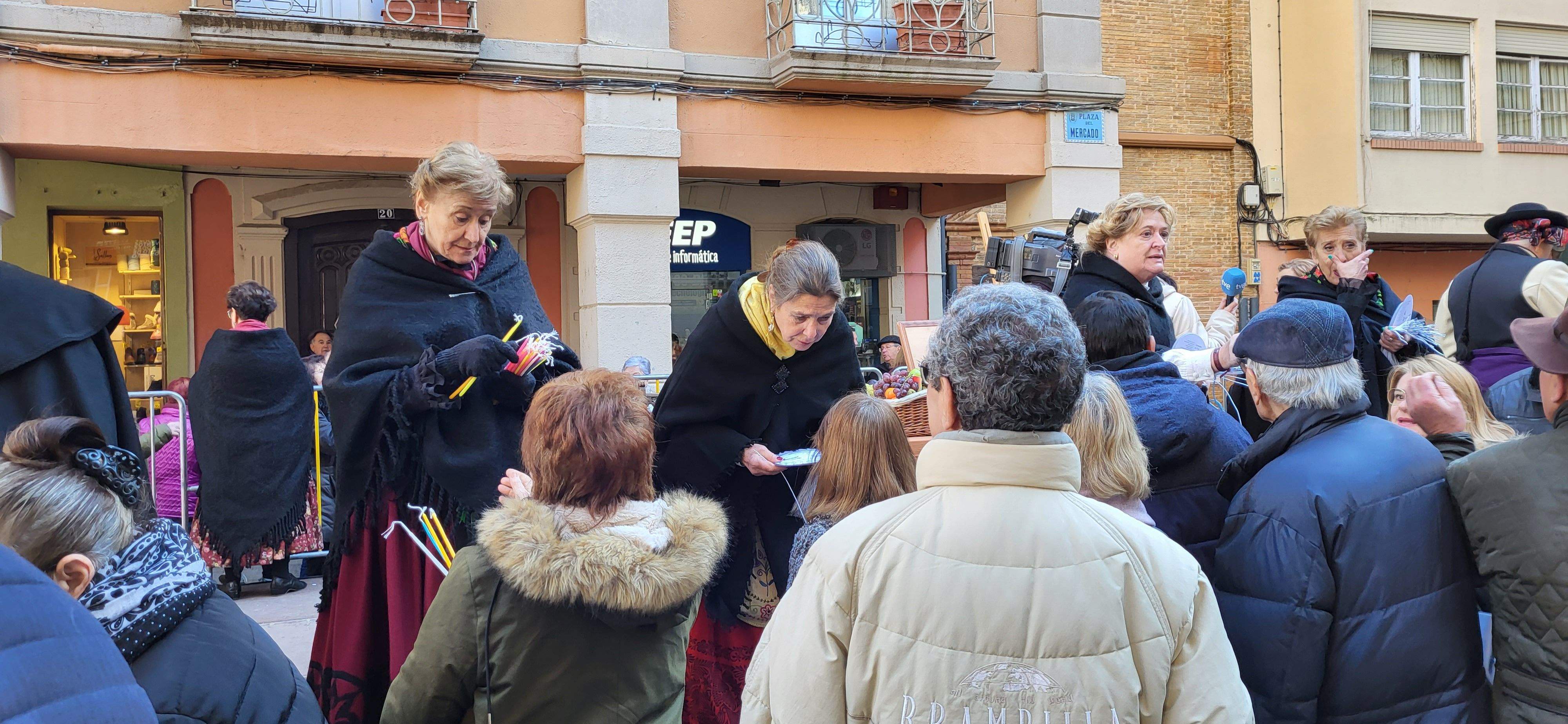 Reparto de caretas y candelas en Barbastro. Foto: Mercedes Manterola