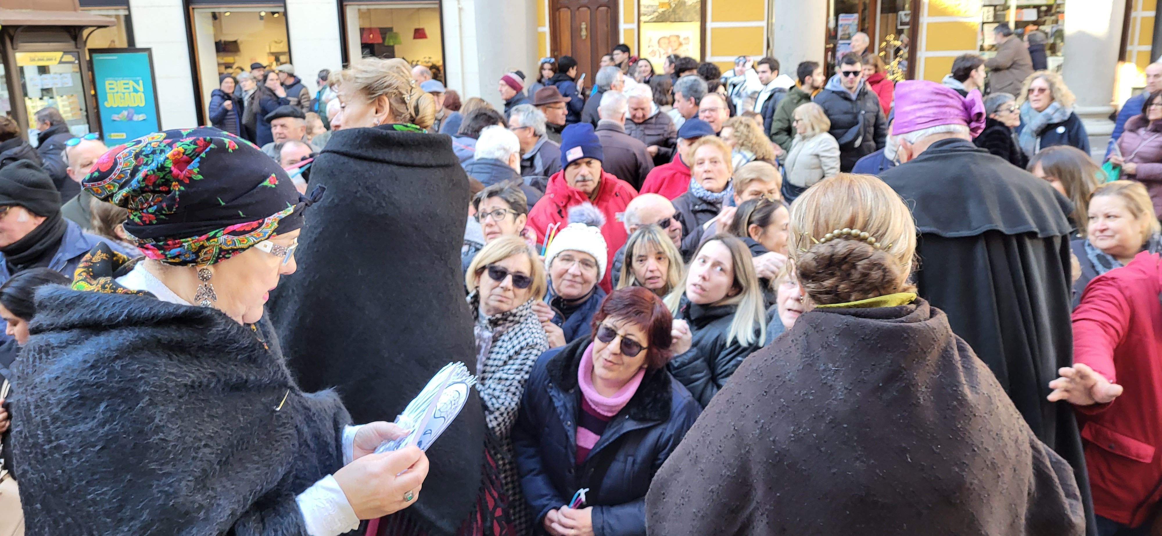Reparto de caretas y candelas en Barbastro. Foto: Mercedes Manterola