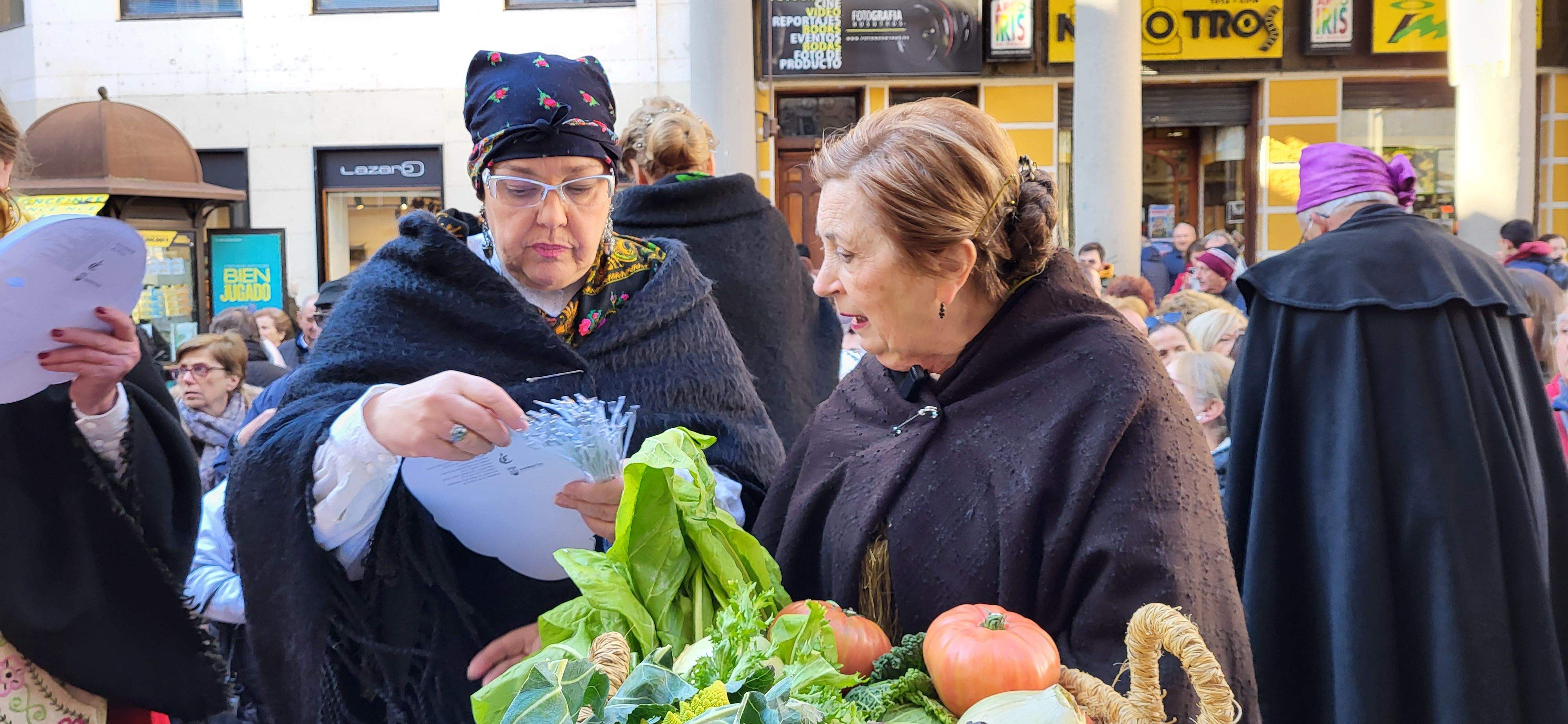 Reparto de caretas y candelas en Barbastro. Foto: Mercedes Manterola