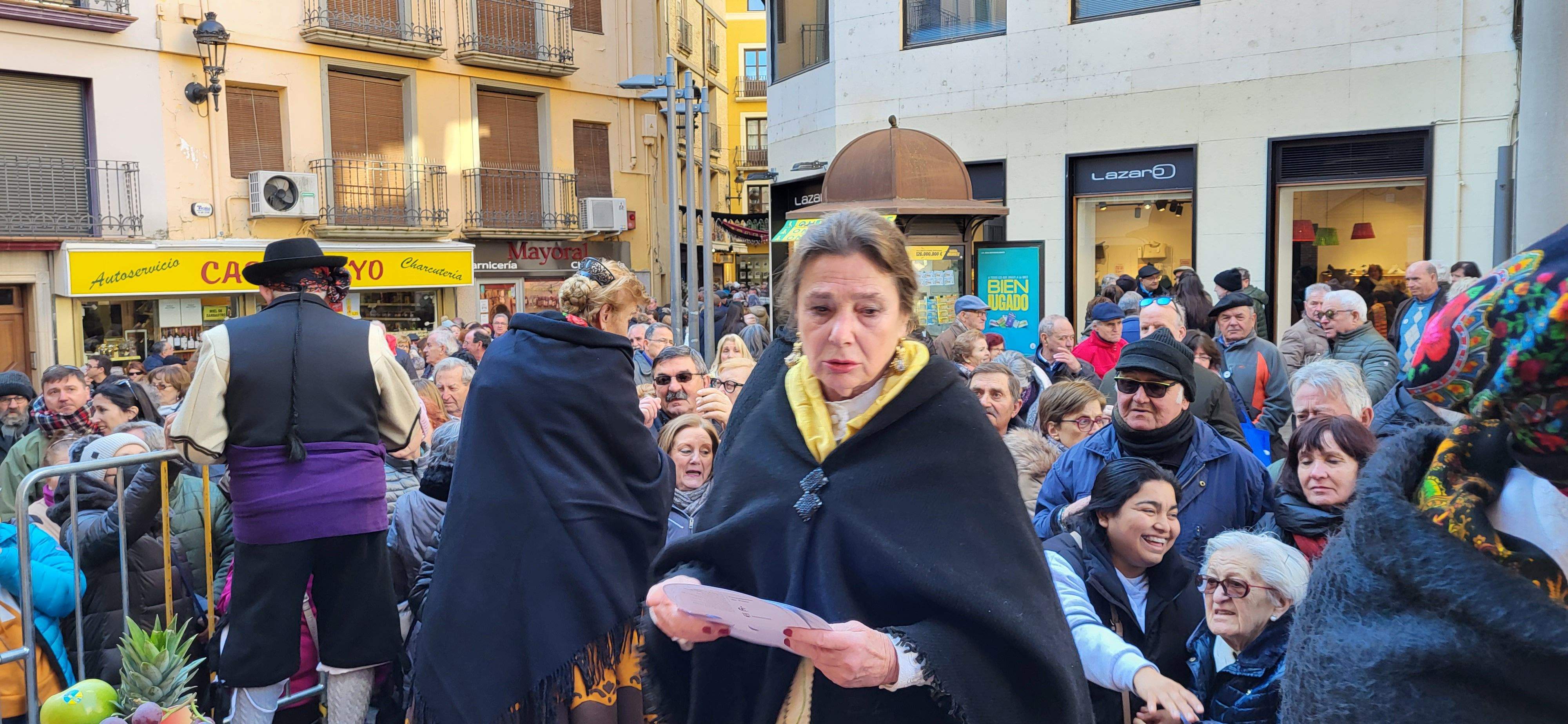 Reparto de caretas y candelas en Barbastro. Foto: Mercedes Manterola