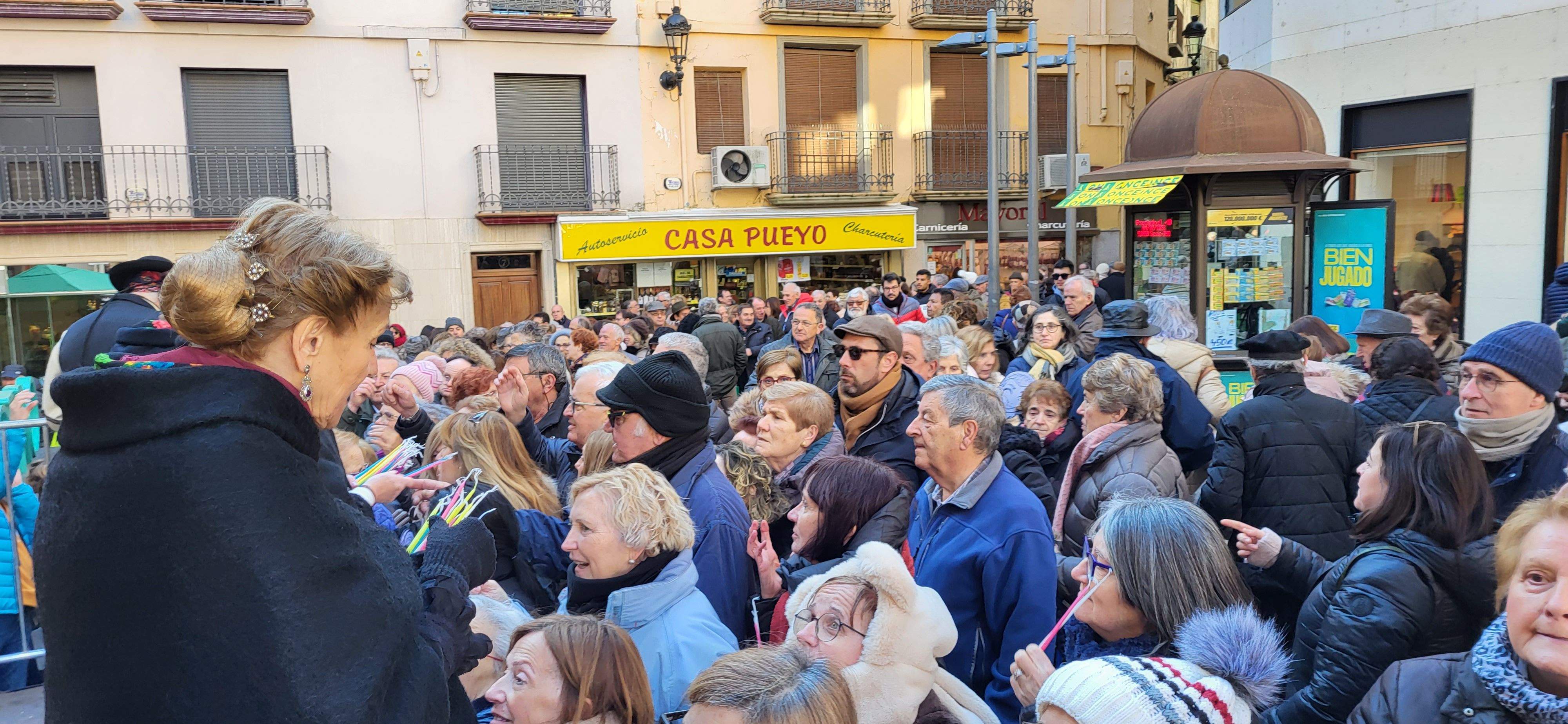 Reparto de caretas y candelas en Barbastro. Foto: Mercedes Manterola
