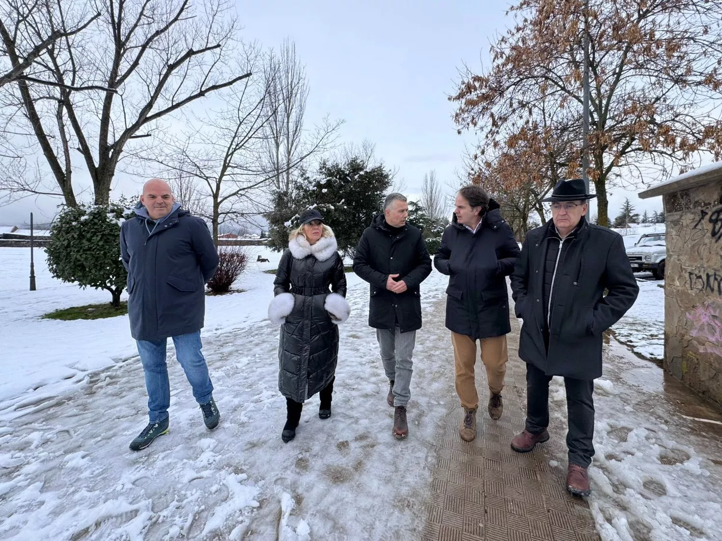 Bermúdez de Castro en Jaca, junto con el alcalde y otros representantes populares.