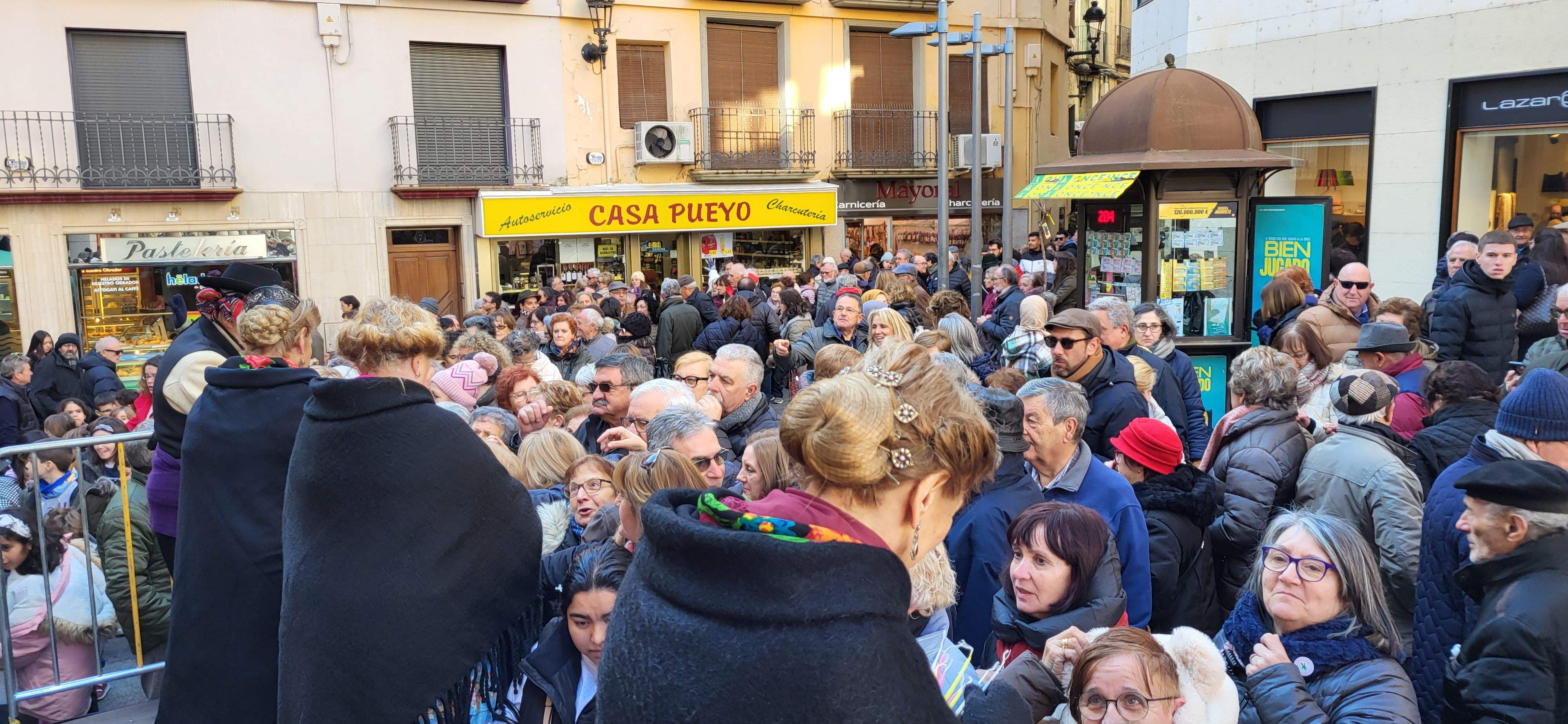 Reparto de caretas y candelas en Barbastro. Foto: Mercedes Manterola