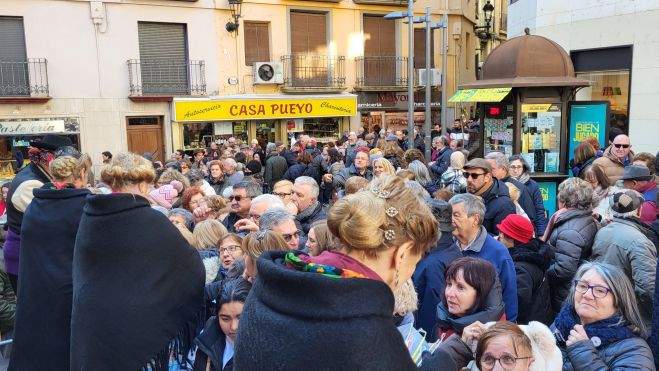 Reparto de caretas y candelas en Barbastro. Foto: Mercedes Manterola