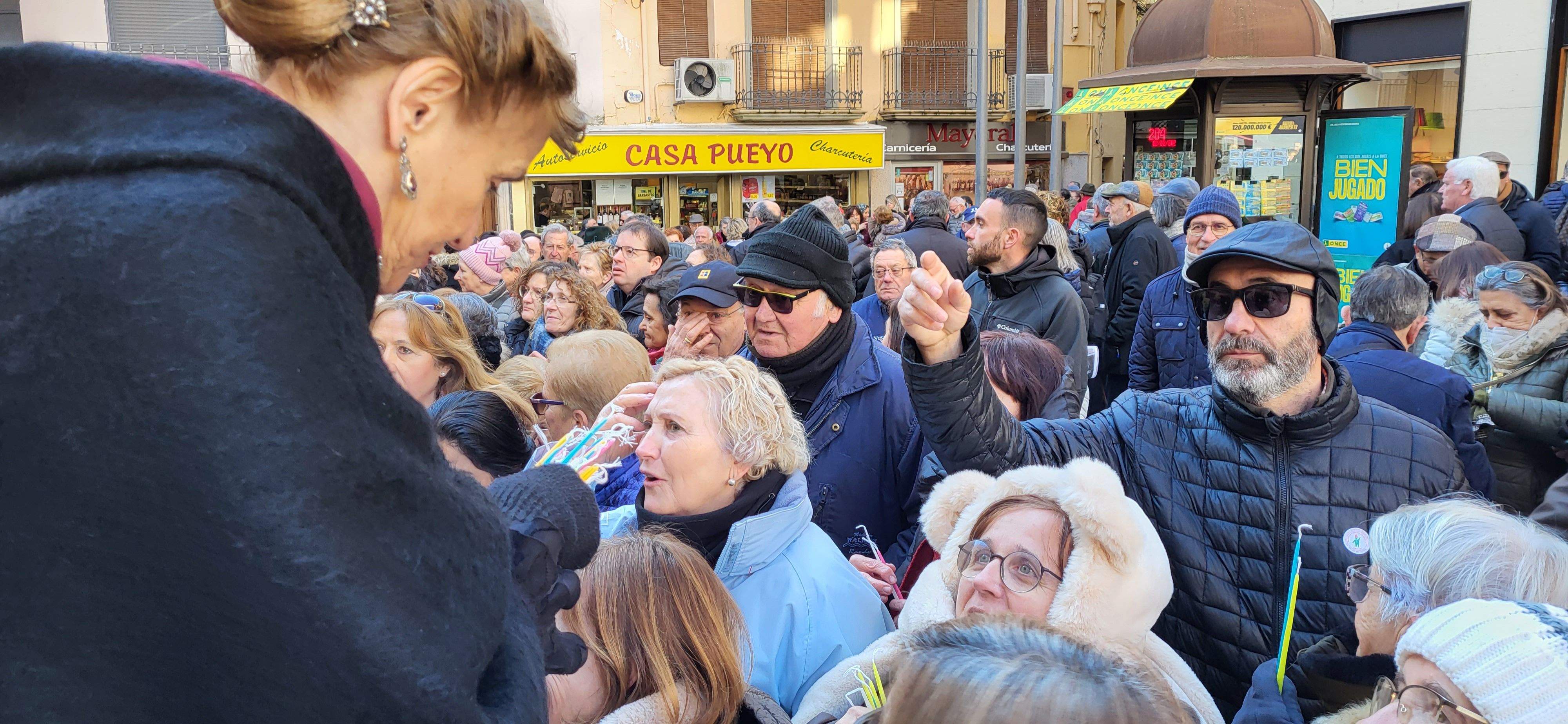 Reparto de caretas y candelas en Barbastro. Foto: Mercedes Manterola