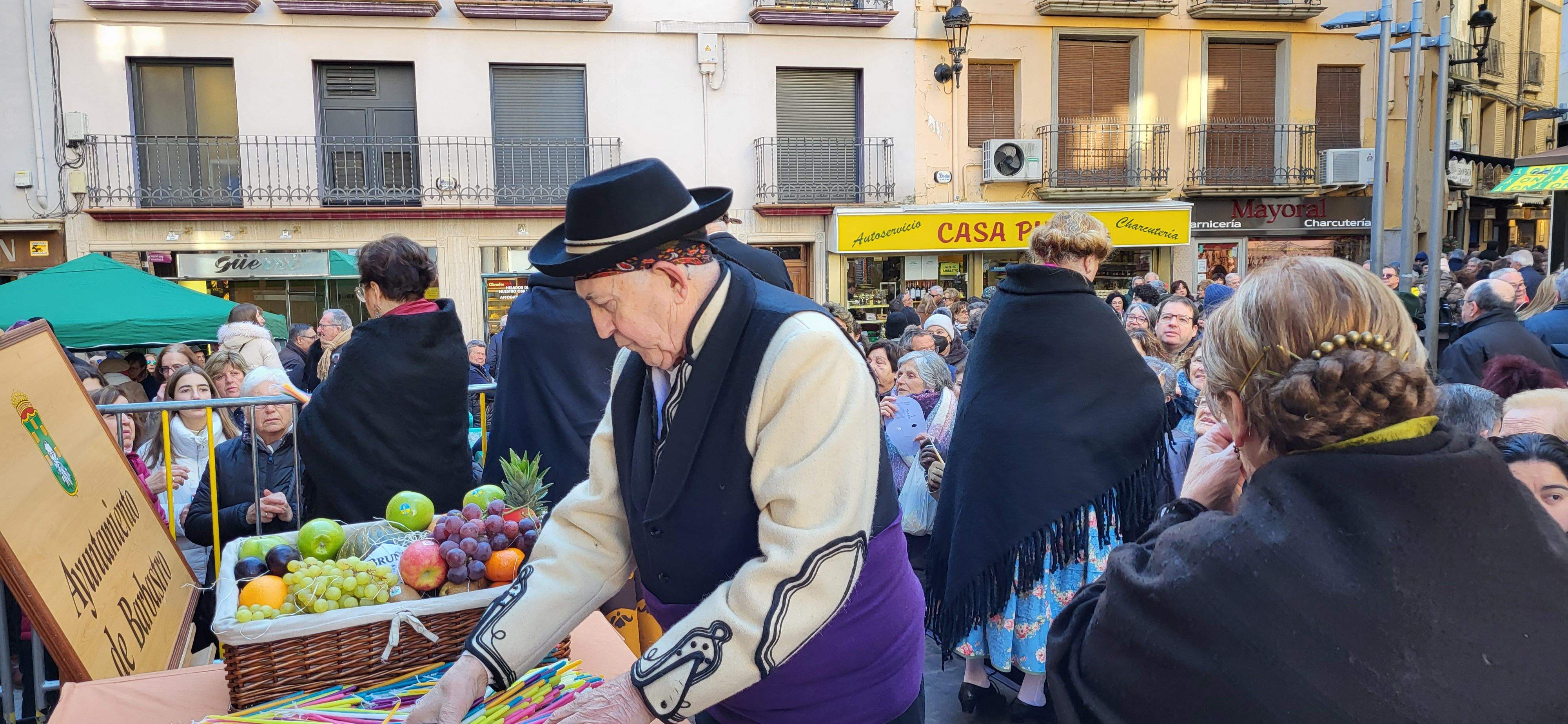 Reparto de caretas y candelas en Barbastro. Foto: Mercedes Manterola