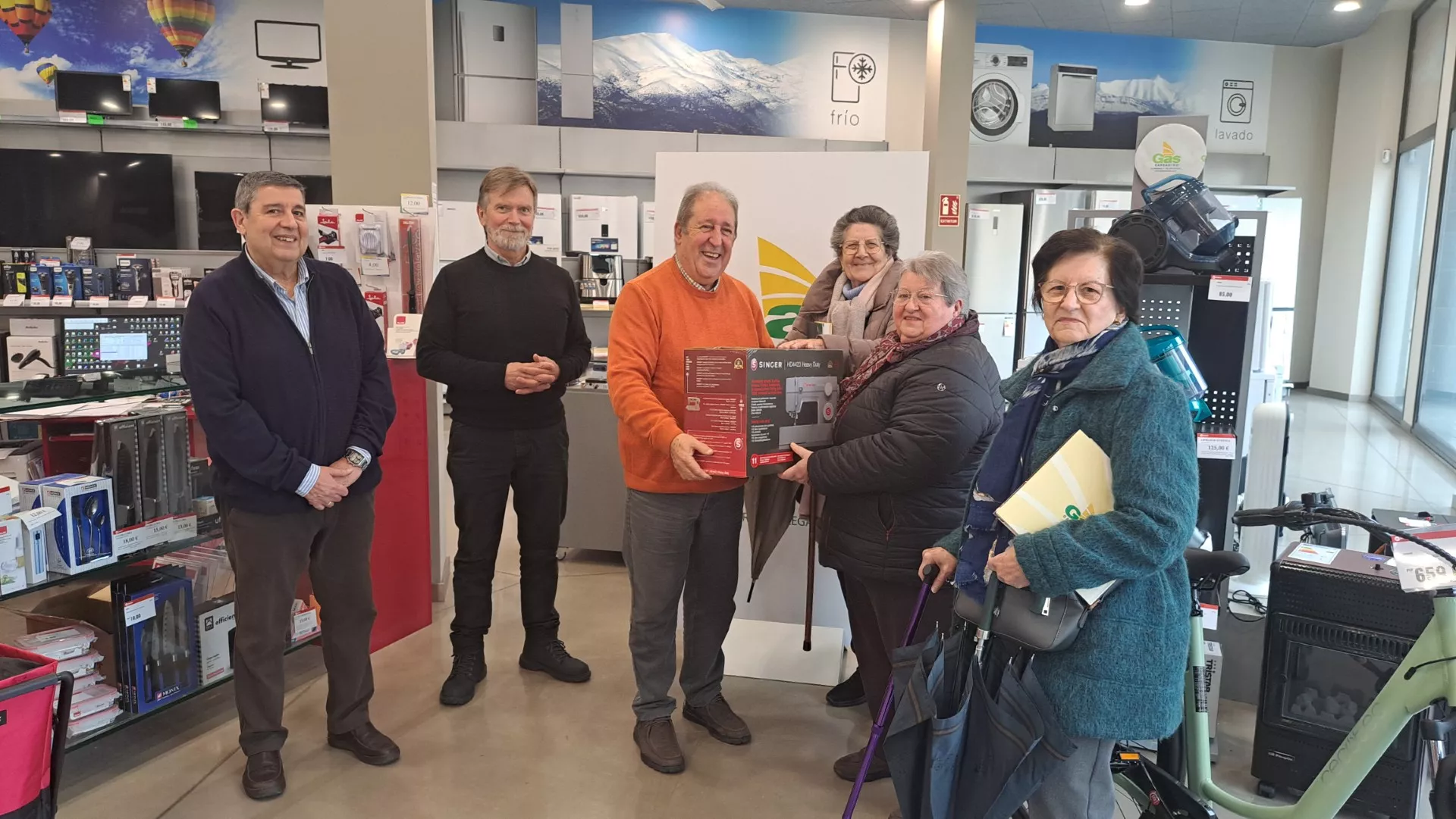 Entrega de la máquina Singer de Gas Barbastro a la Asociación de Mujeres Viudas del Somontano