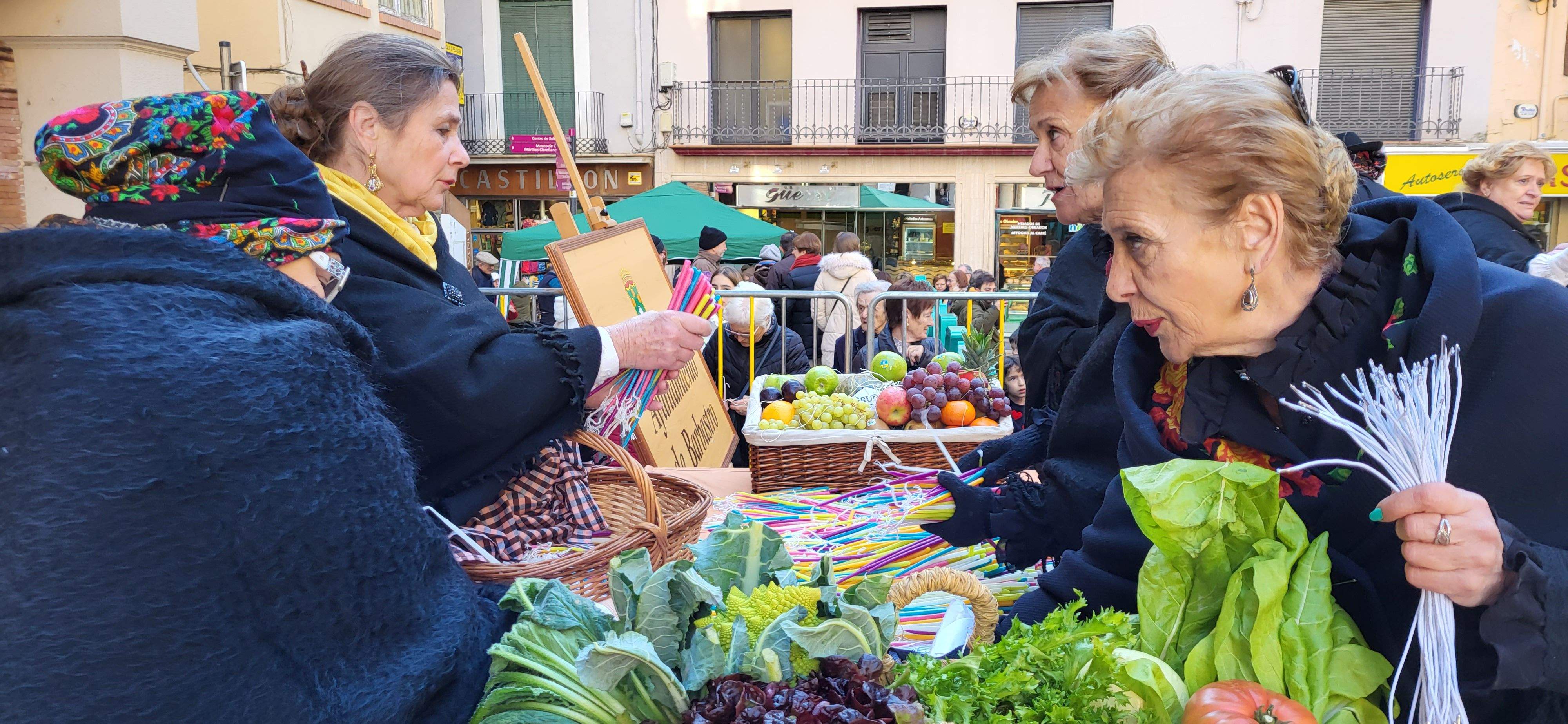 Reparto de caretas y candelas en Barbastro. Foto: Mercedes Manterola