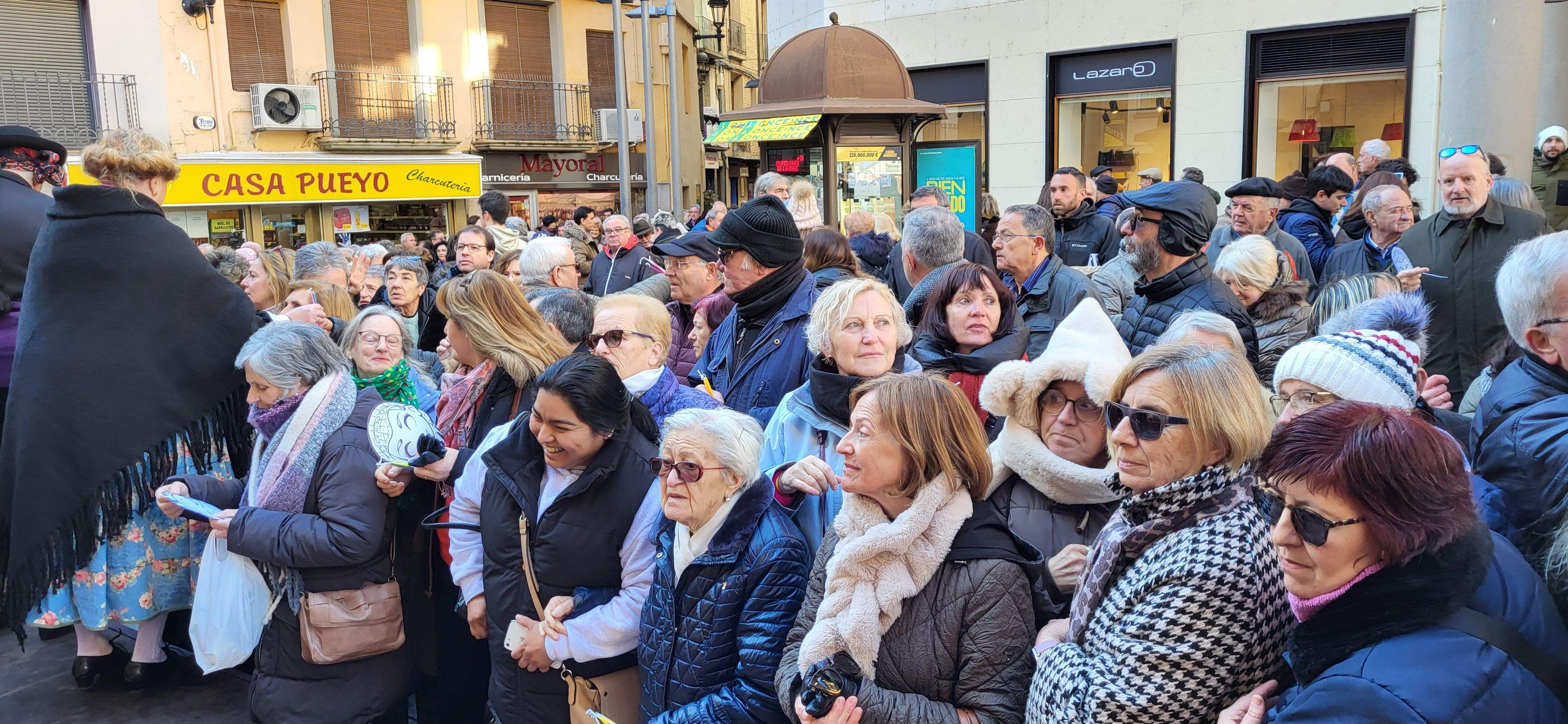 Reparto de caretas y candelas en Barbastro. Foto: Mercedes Manterola