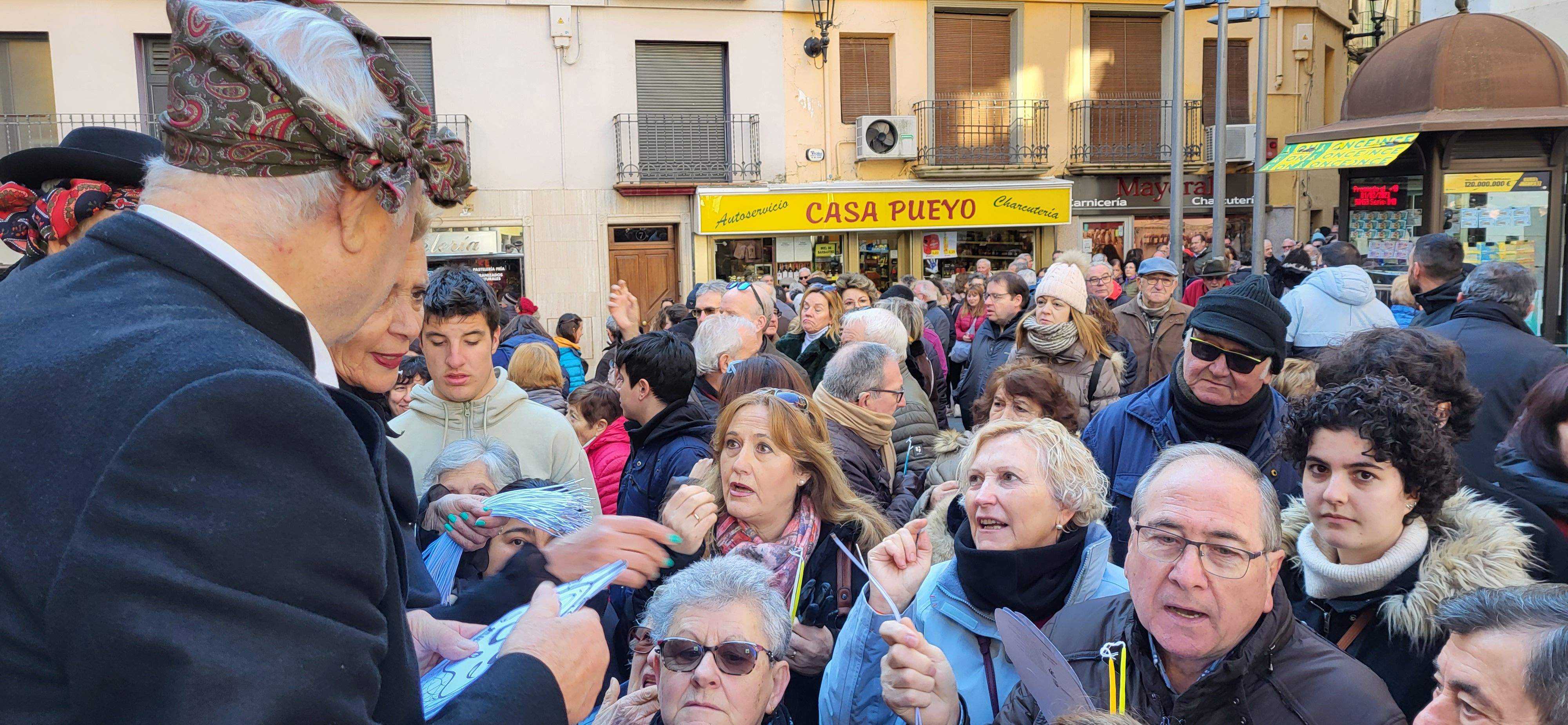 Reparto de caretas y candelas en Barbastro. Foto: Mercedes Manterola