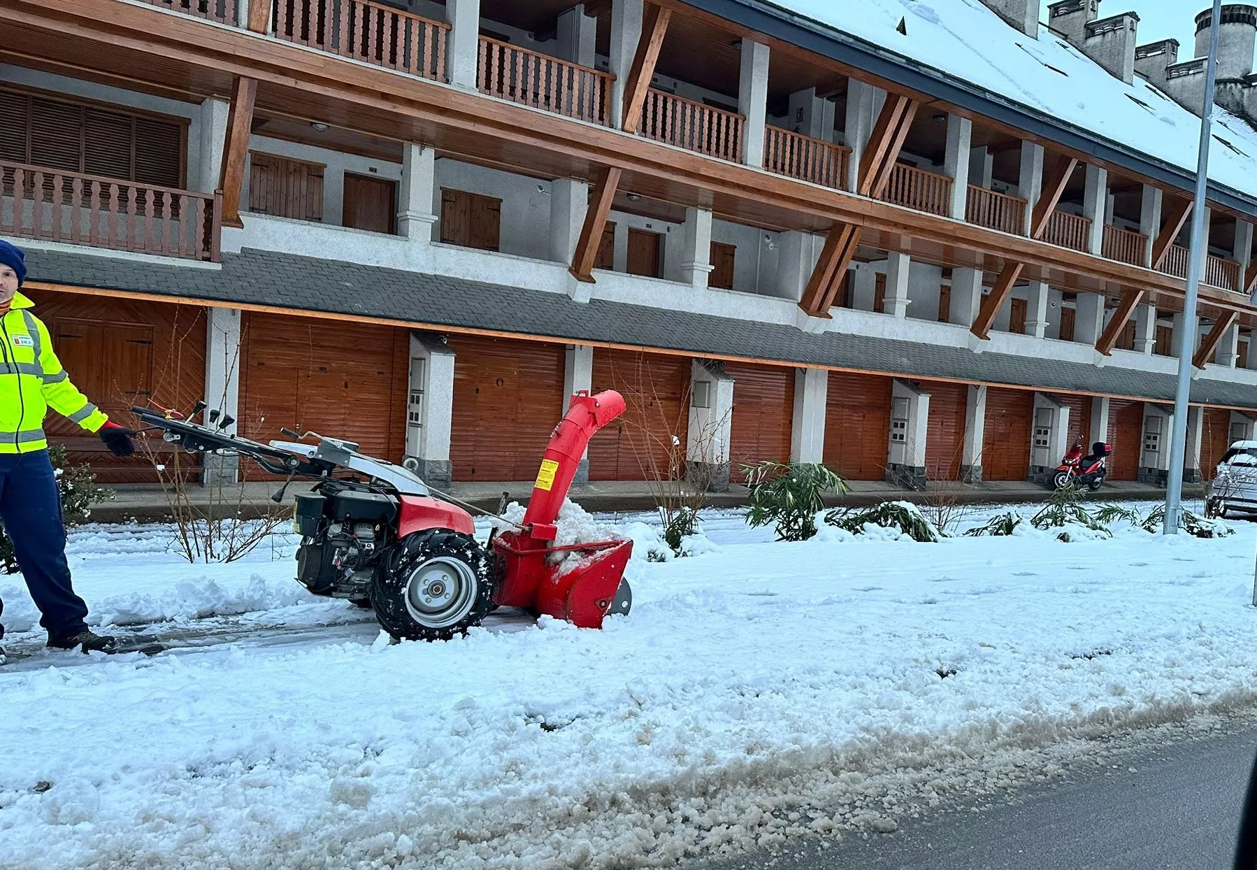 Nevada en Jaca y labores de limpieza. Foto Ayuntamiento de Jaca