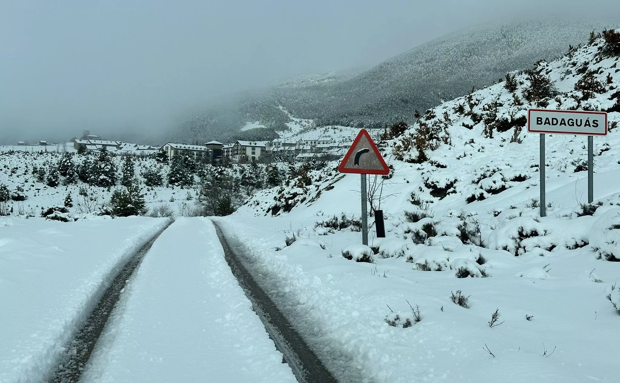 Nevada en Jaca y labores de limpieza. Foto Ayuntamiento de Jaca