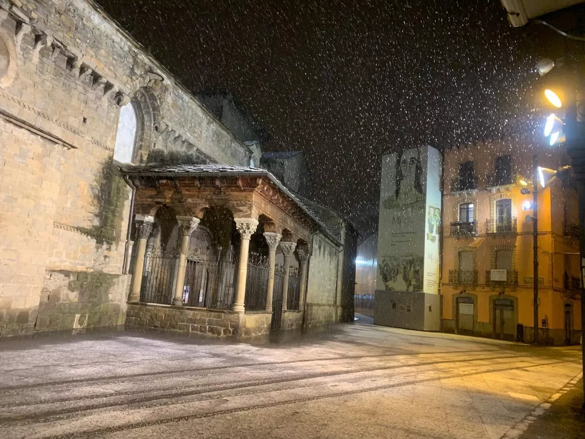 Nevada en Jaca y labores de limpieza. Foto Ayuntamiento de Jaca