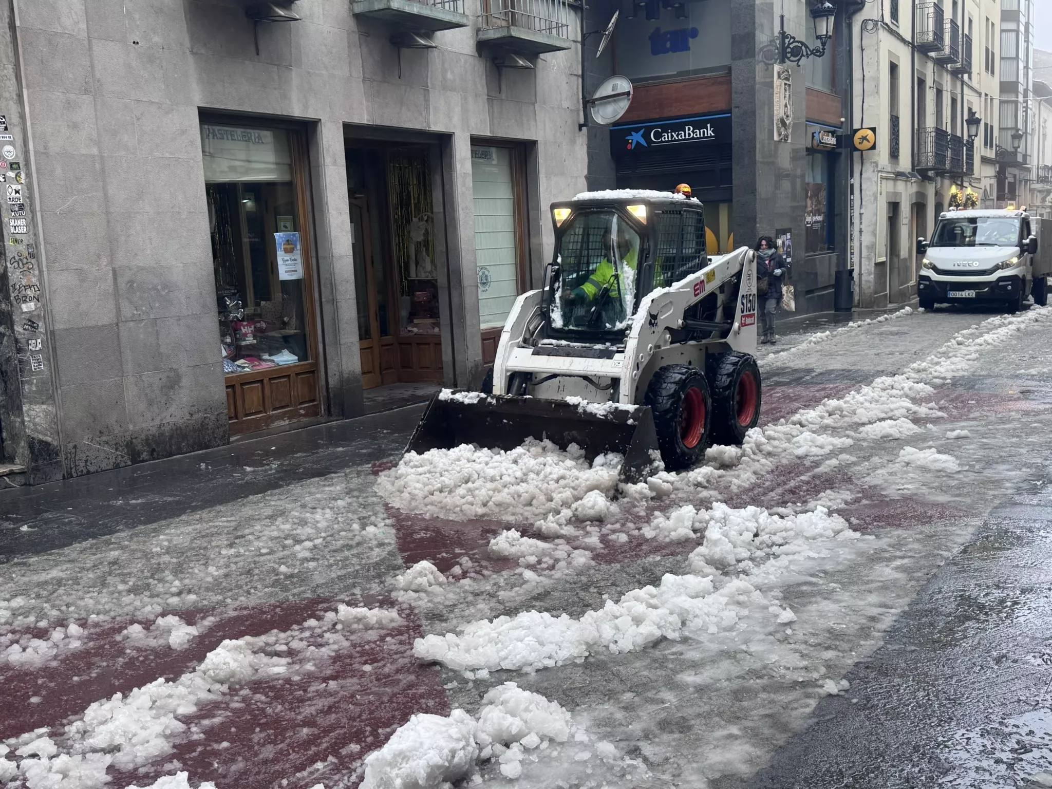 Nevada en Jaca y labores de limpieza. Foto Ayuntamiento de Jaca