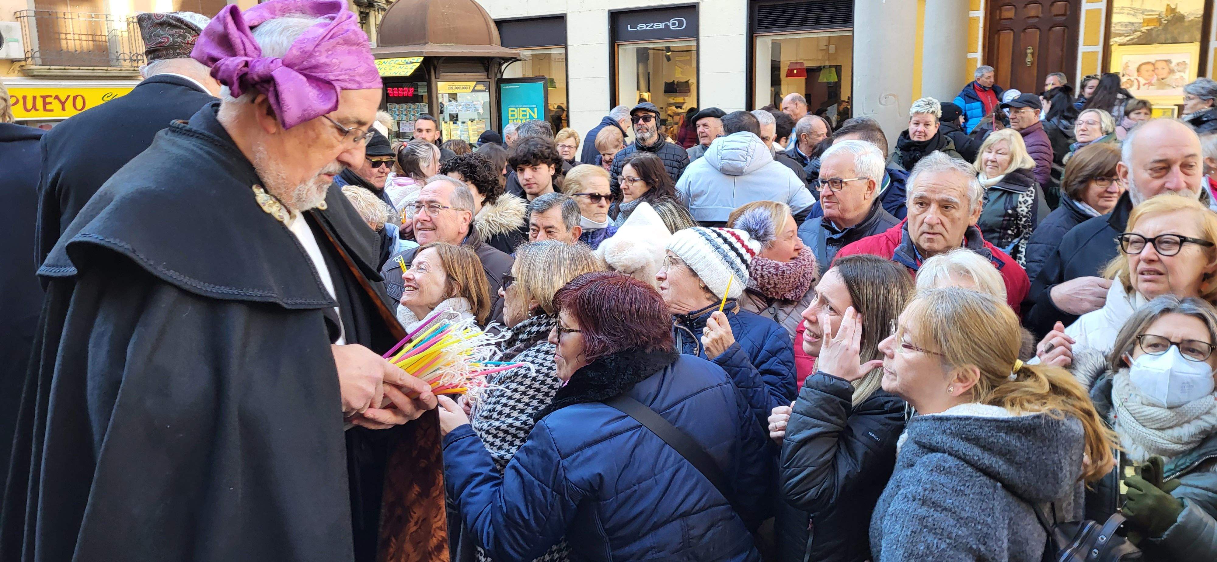 Reparto de caretas y candelas en Barbastro. Foto: Mercedes Manterola