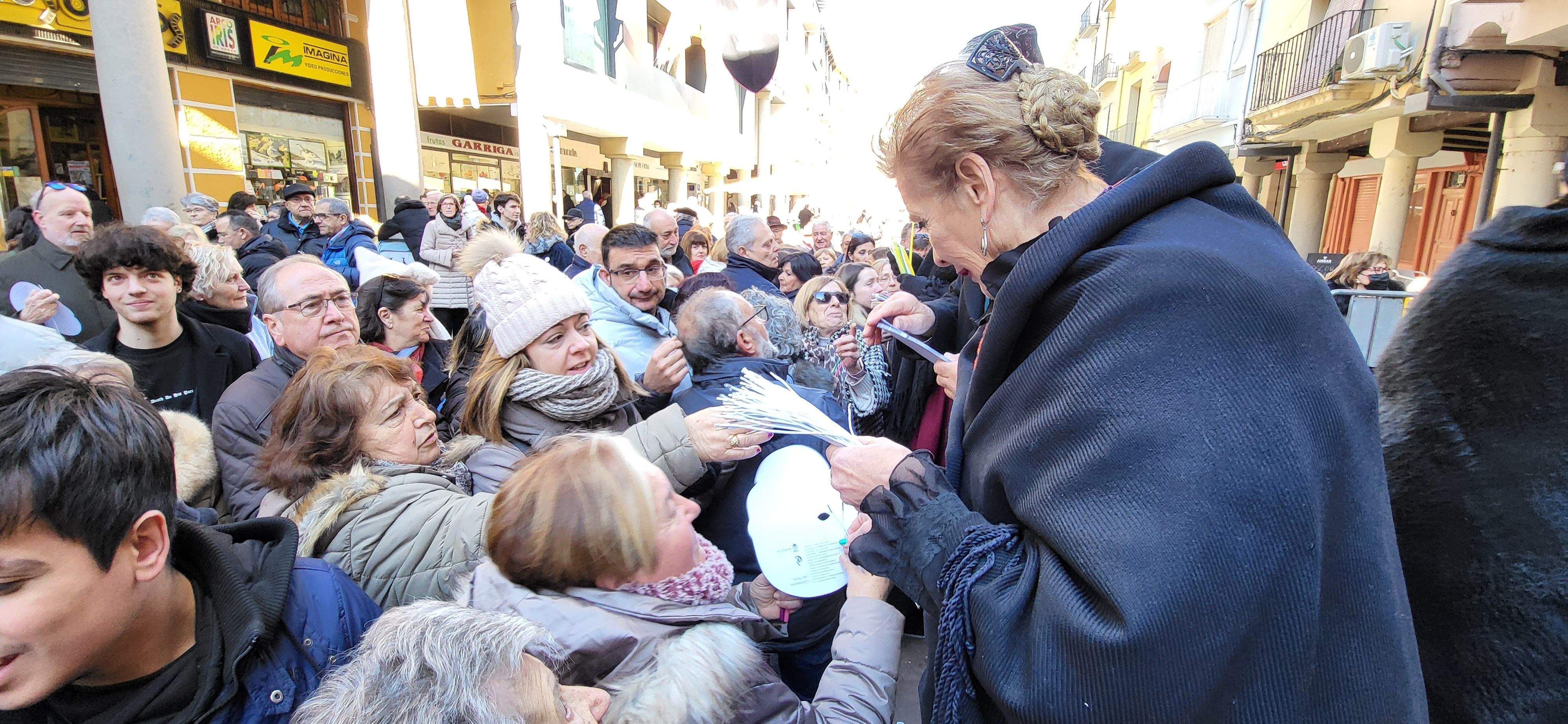 Reparto de caretas y candelas en Barbastro. Foto: Mercedes Manterola
