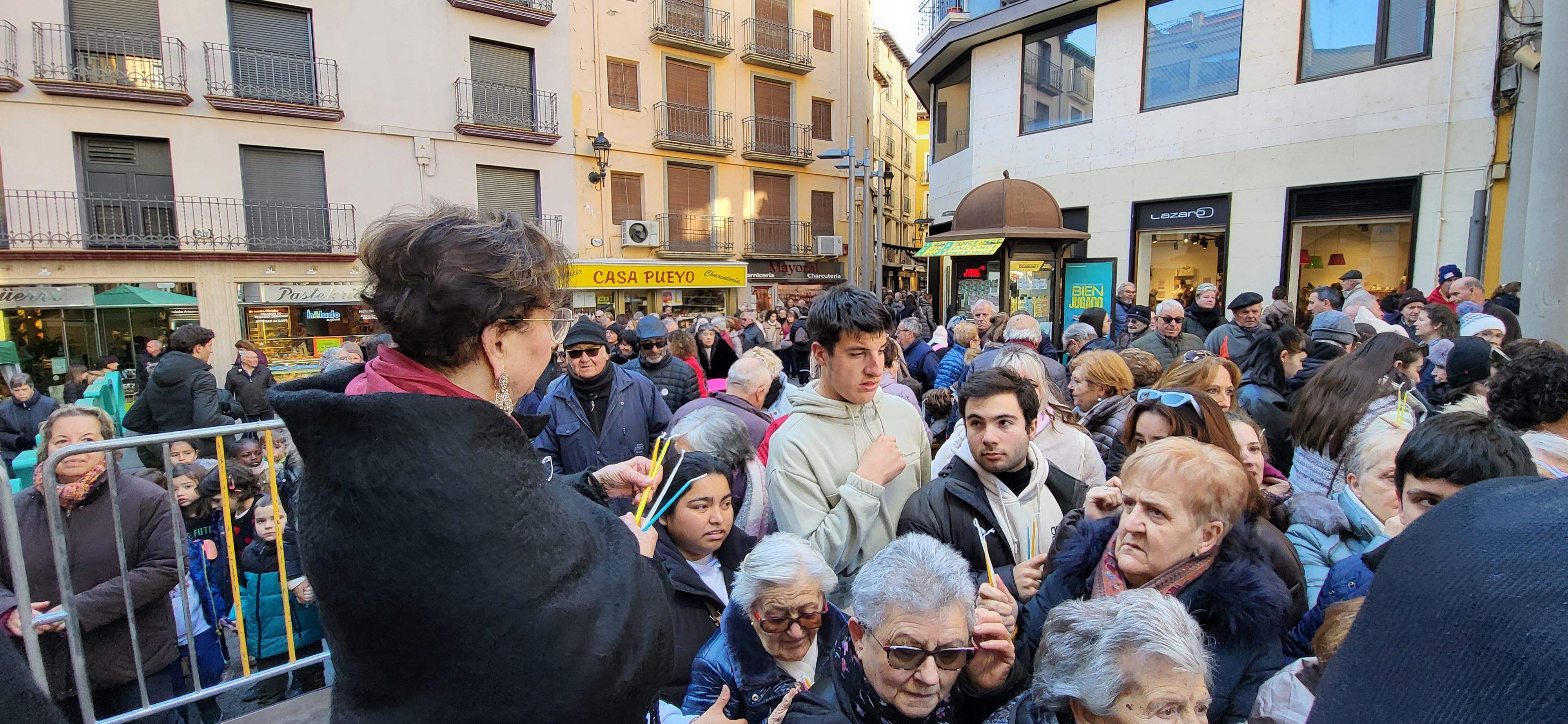 Reparto de caretas y candelas en Barbastro. Foto: Mercedes Manterola