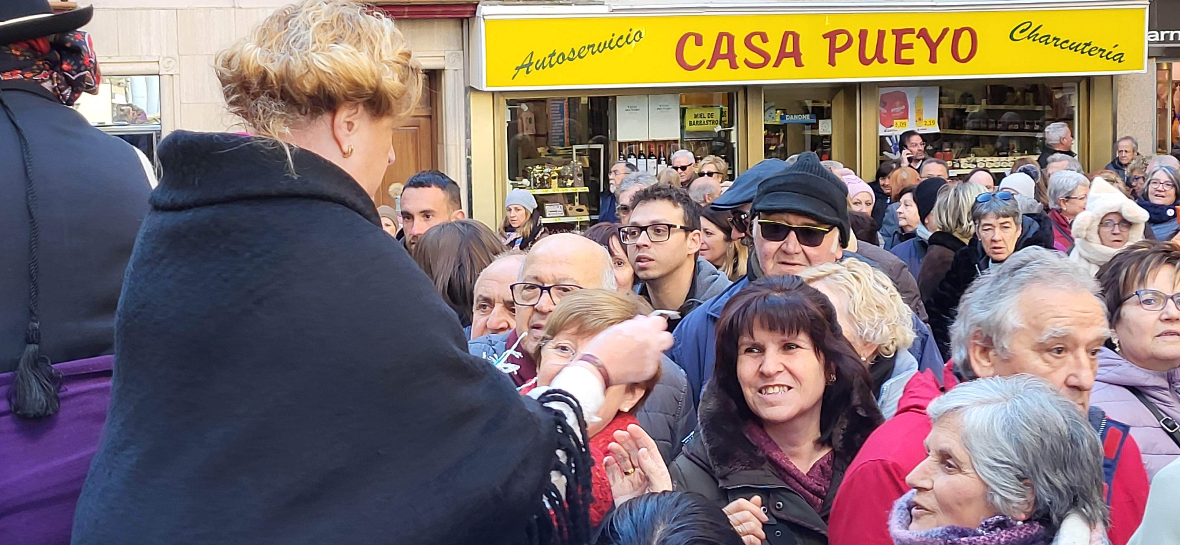 Reparto de caretas y candelas en Barbastro. Foto: Mercedes Manterola