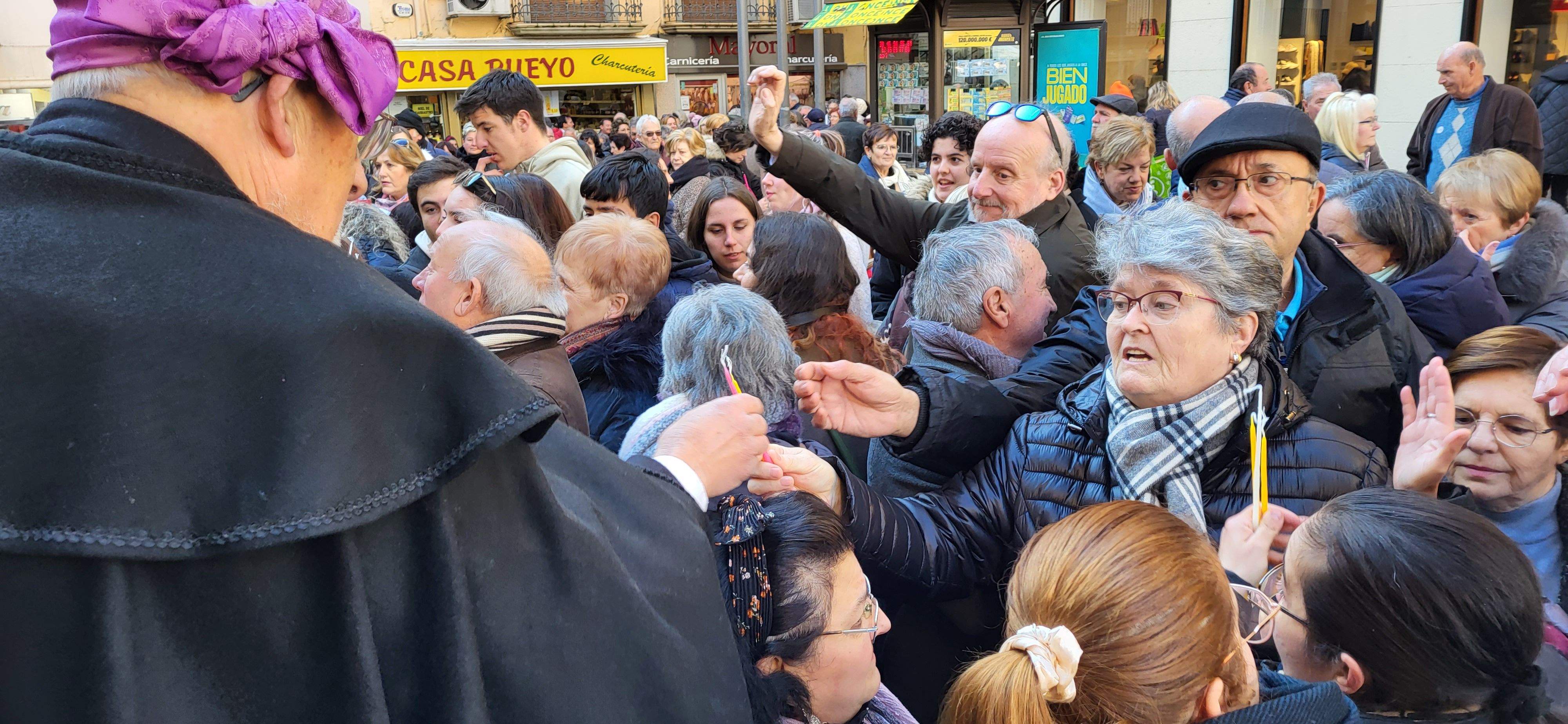 Reparto de caretas y candelas en Barbastro. Foto: Mercedes Manterola