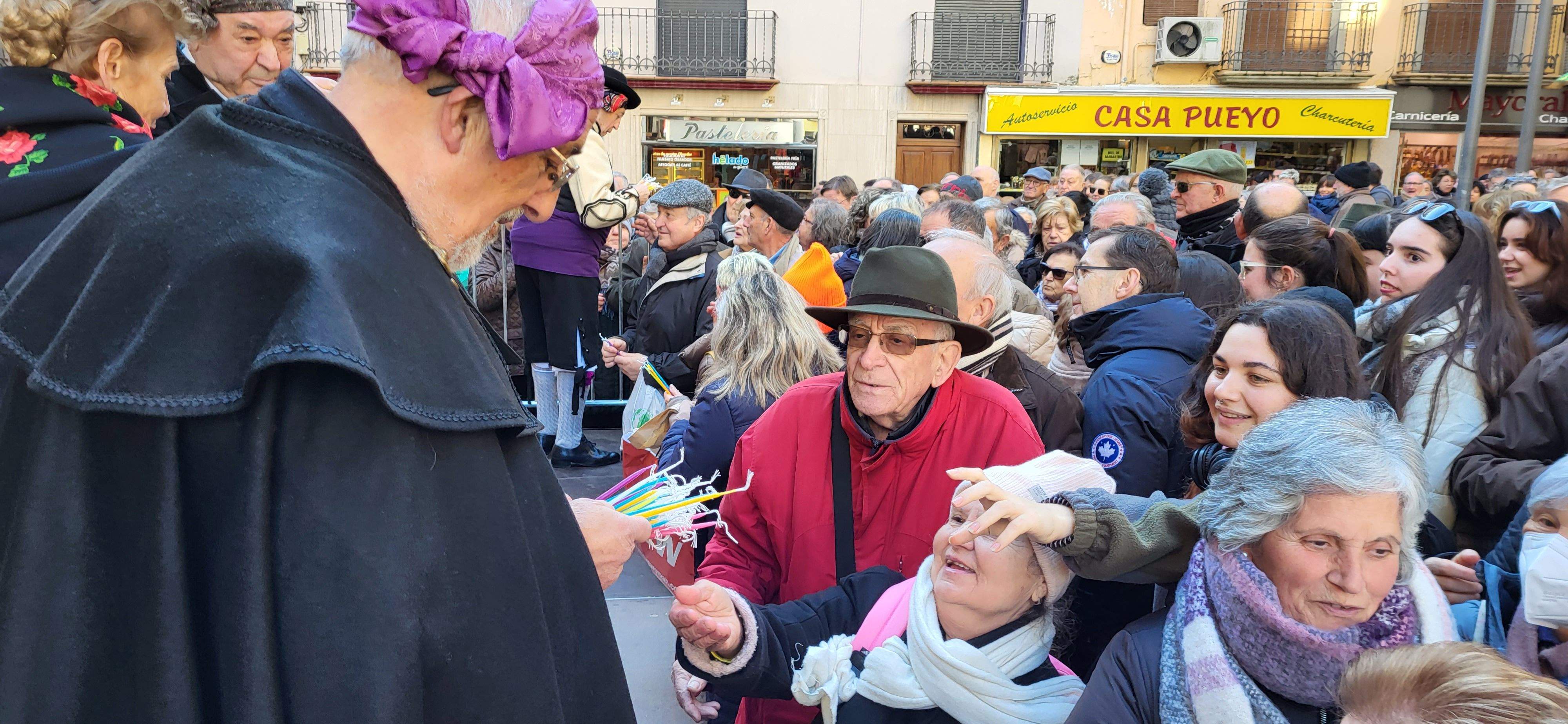 Reparto de caretas y candelas en Barbastro. Foto: Mercedes Manterola