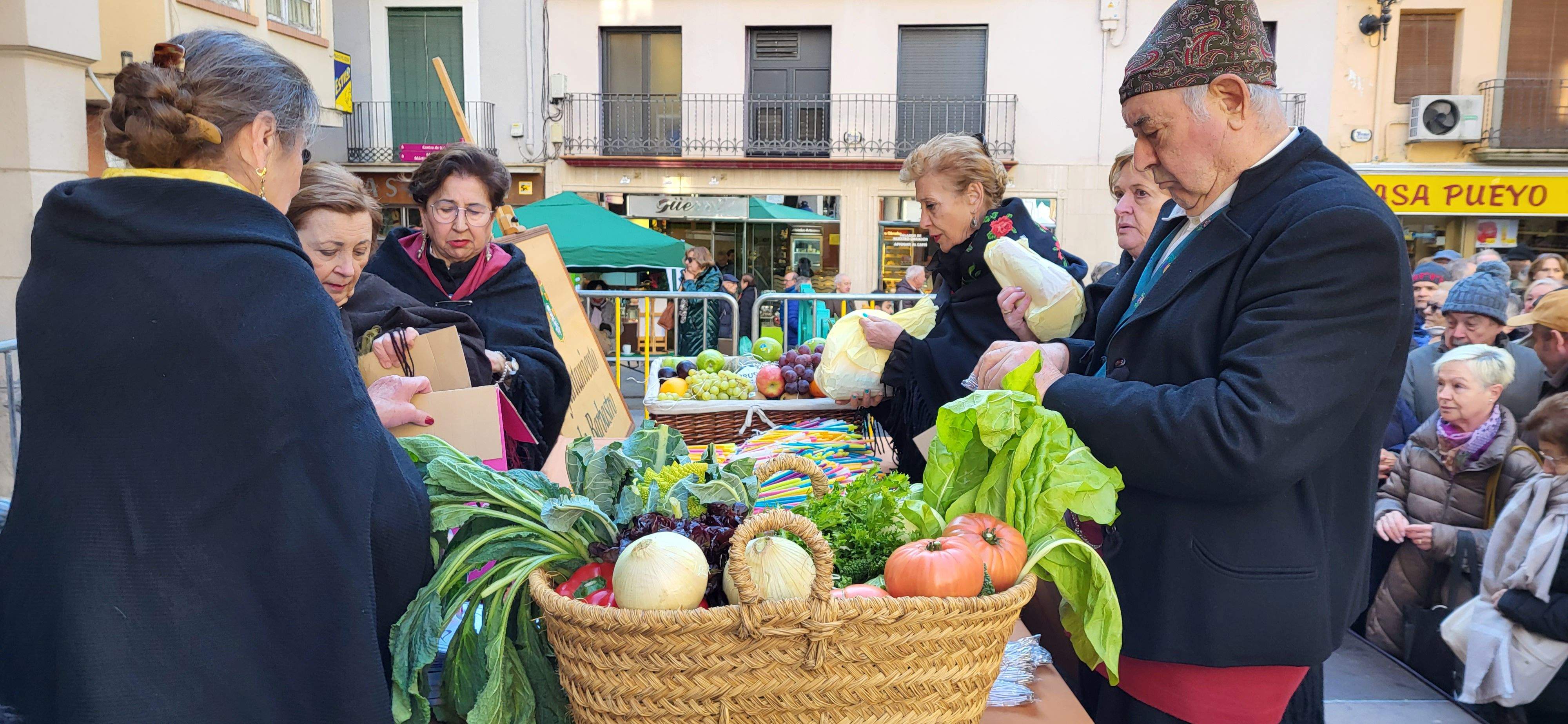 Reparto de caretas y candelas en Barbastro. Foto: Mercedes Manterola