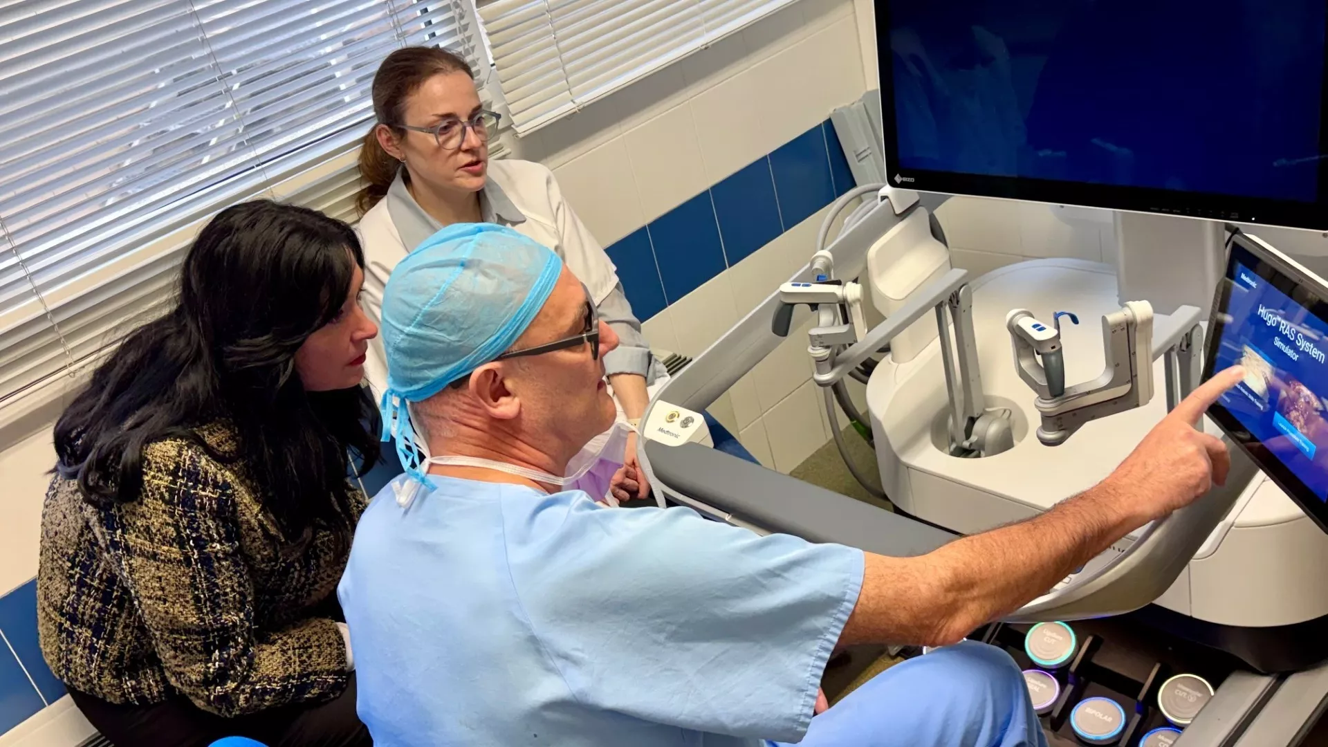 La alcaldesa de Huesca ha conocido el nuevo robot quirúrgico del Hospital San Jorge.