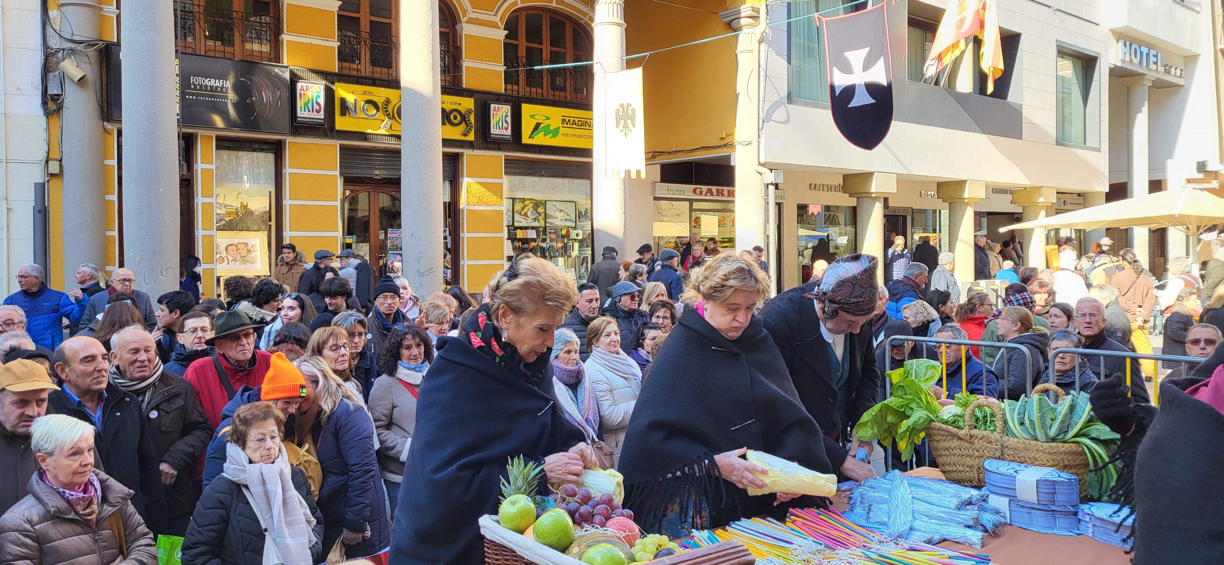 Reparto de caretas y candelas en Barbastro. Foto: Mercedes Manterola