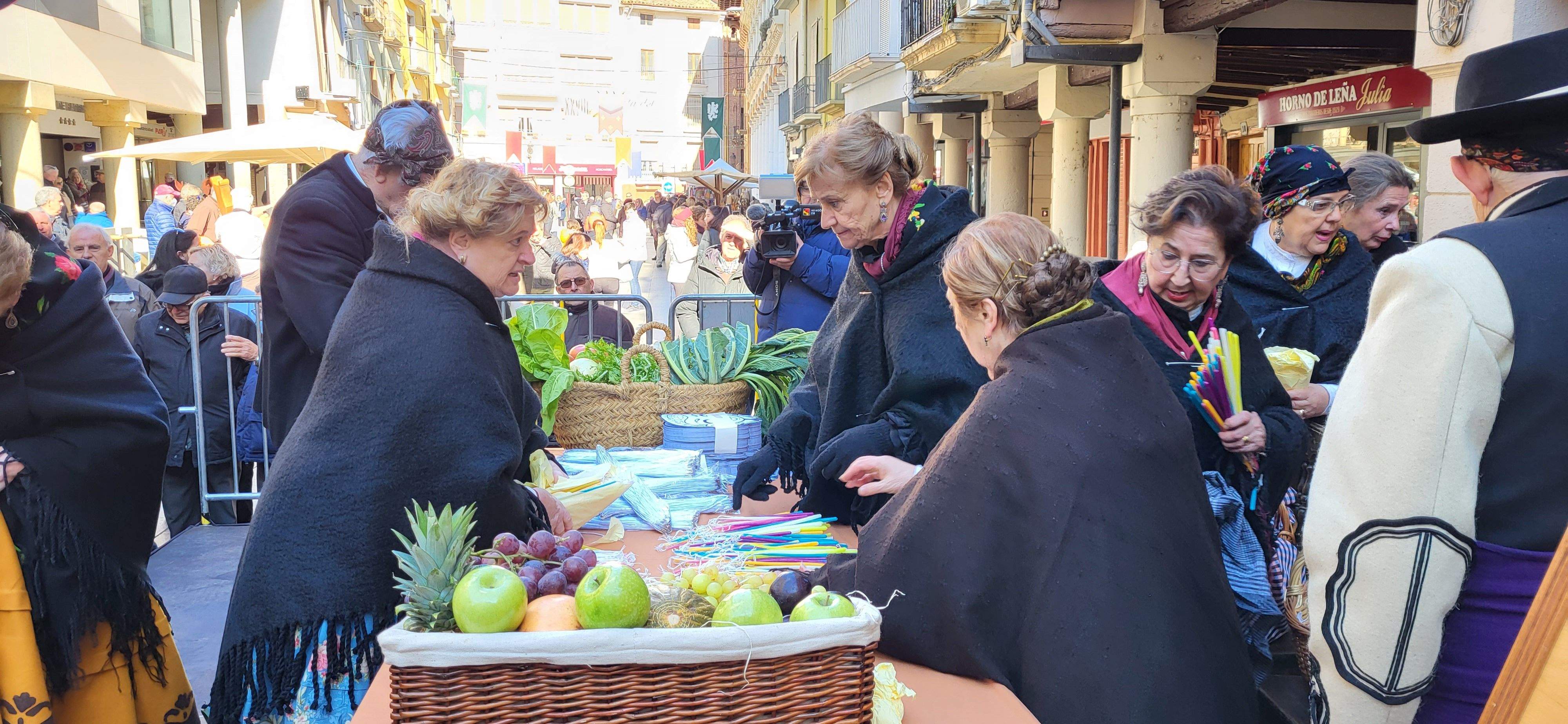 Reparto de caretas y candelas en Barbastro. Foto: Mercedes Manterola