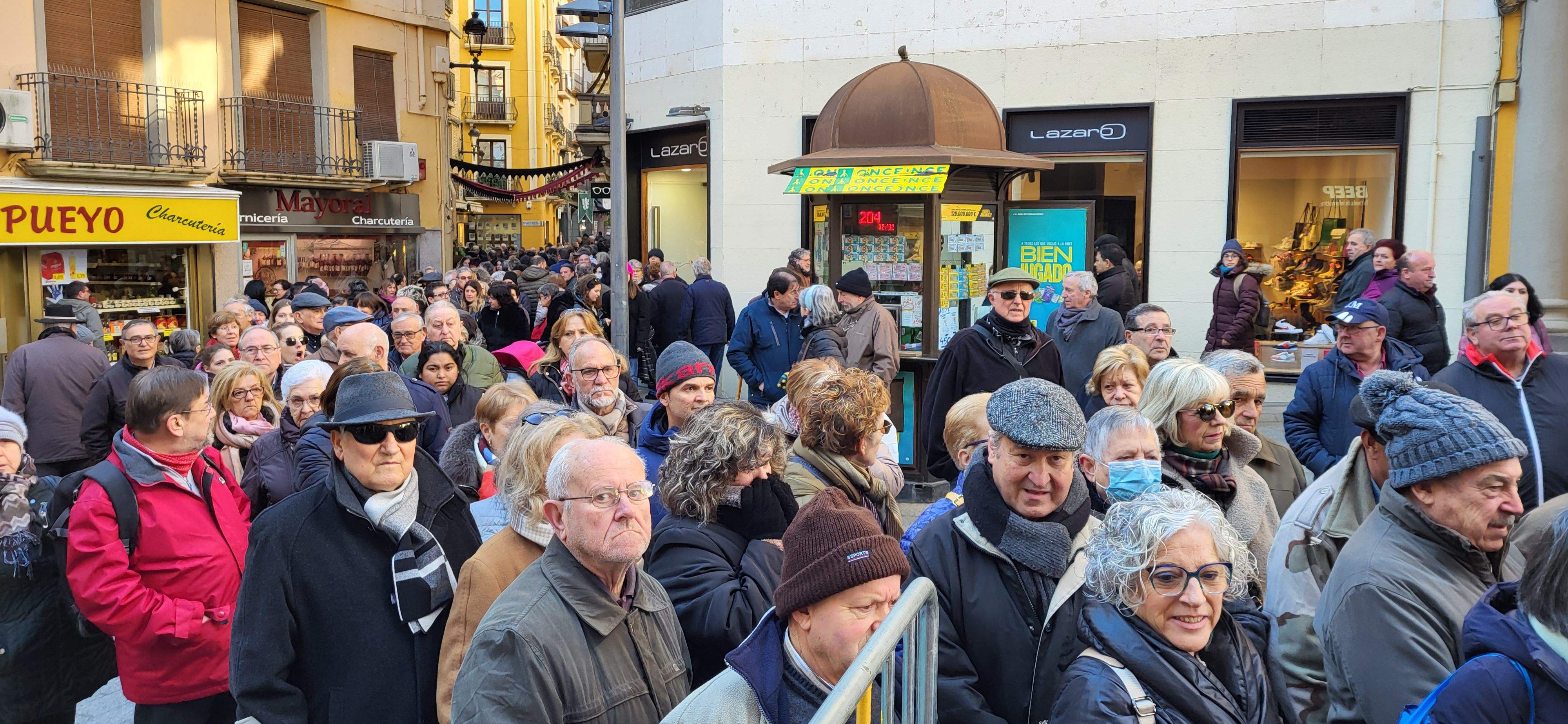 Reparto de caretas y candelas en Barbastro. Foto: Mercedes Manterola