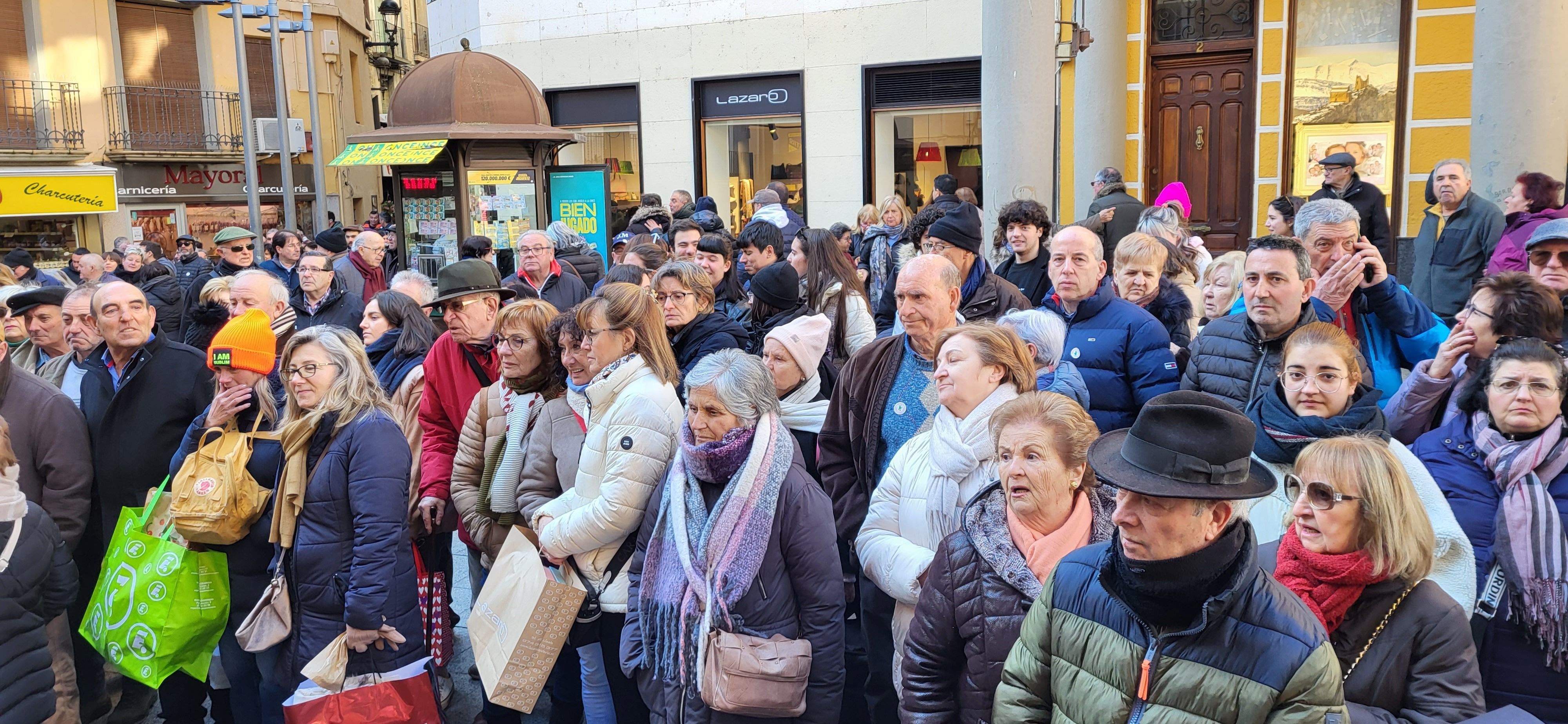 Reparto de caretas y candelas en Barbastro. Foto: Mercedes Manterola