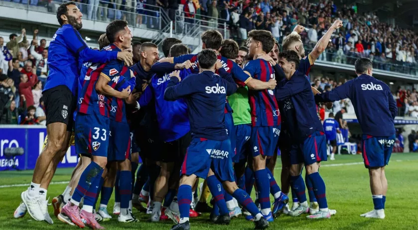 Los jugadores del Huesca celebran un gol en El Alcoraz. Foto: SD Huesca